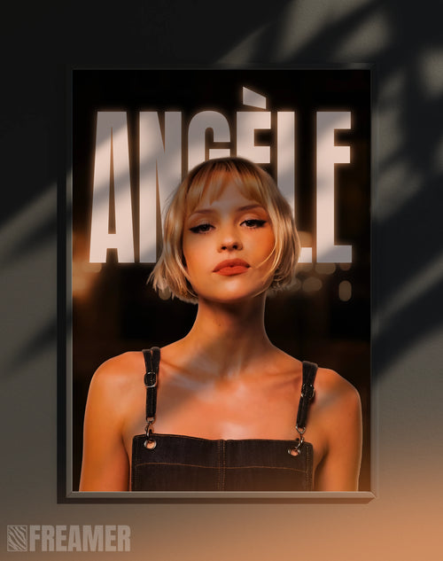 Poster mural "ANGÈLE" dans un cadre – vue de face, ambiance déco moderne, ton doré