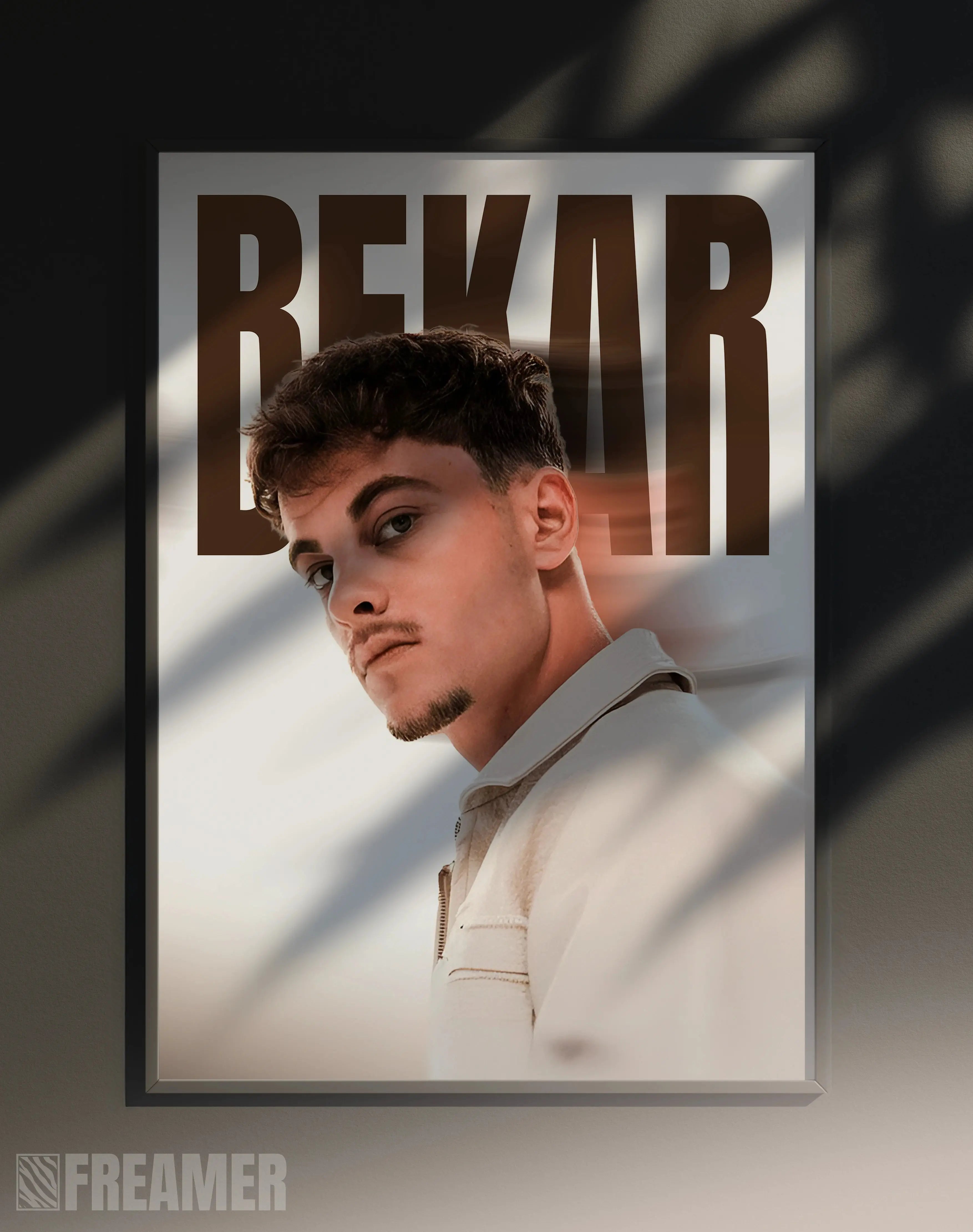 Poster mural "BEKAR" dans un cadre – vue de face, ambiance déco moderne, ton blanc