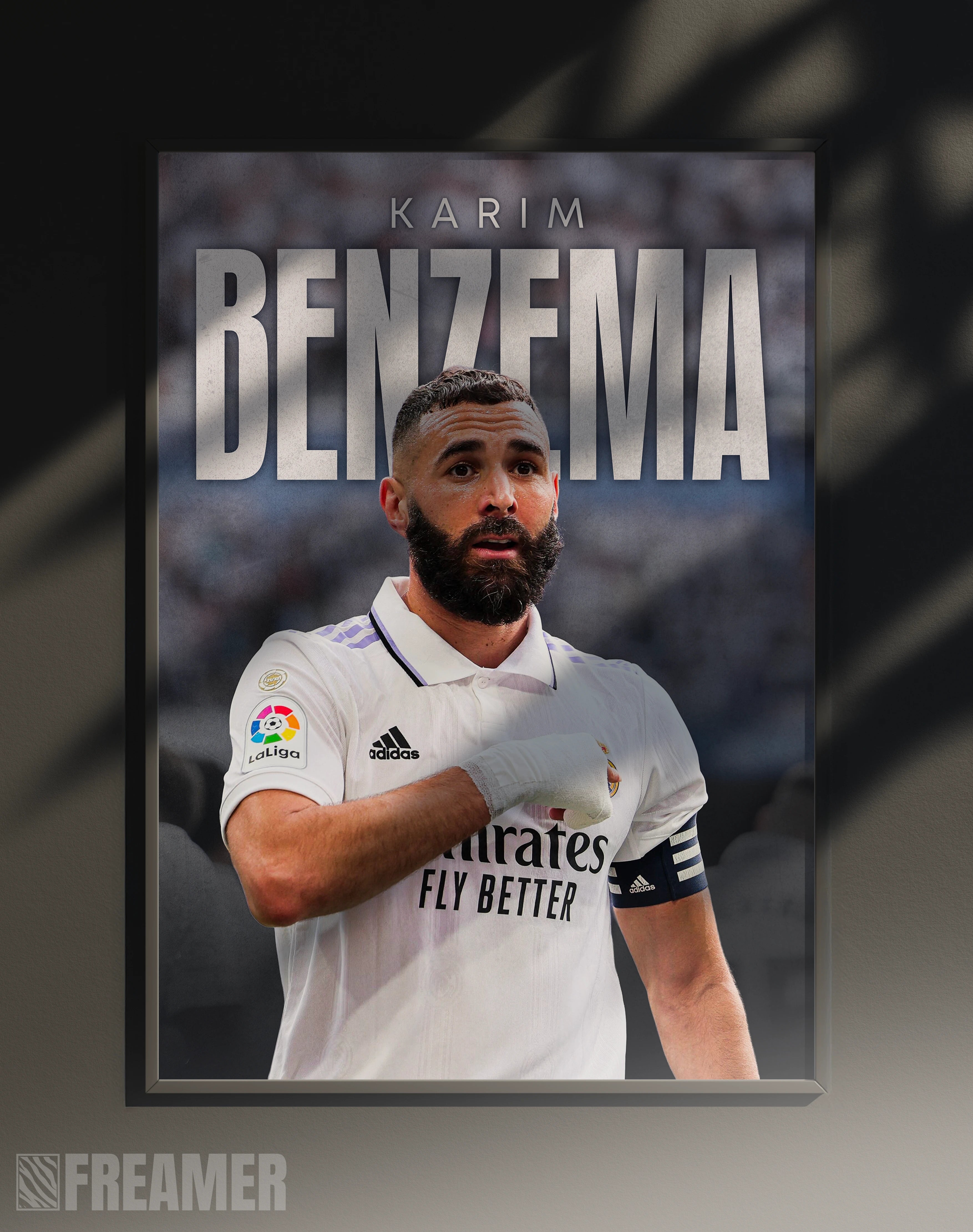 Poster mural "KARIM BENZEMA" dans un cadre – vue de face, ambiance déco moderne, ton blanc