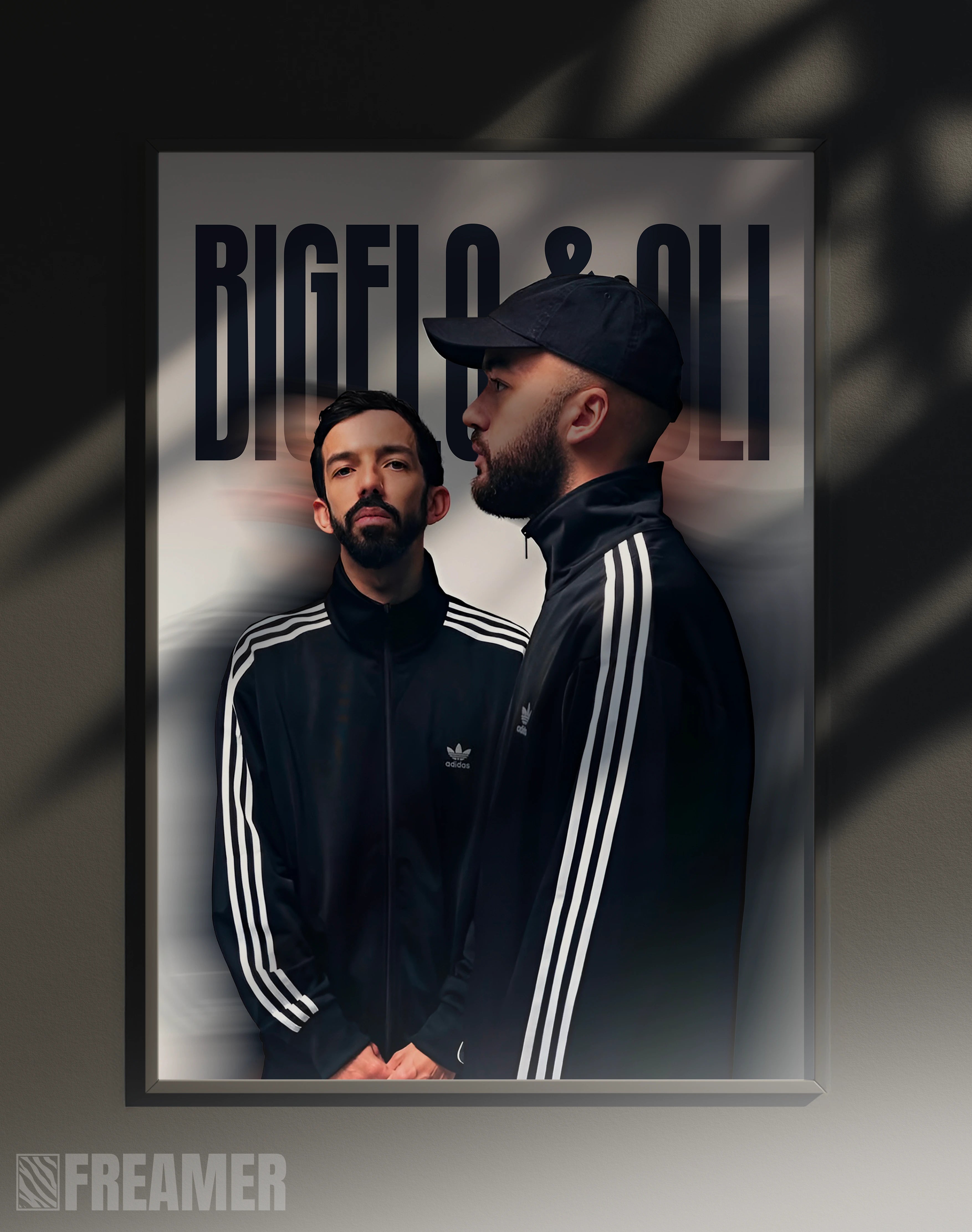 Poster mural "BIG FLO ET OLI" dans un cadre – vue de face, ambiance déco moderne, ton noir et blanc