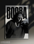 Poster mural "BOOBA" dans un cadre – vue de face, ambiance déco moderne, ton blanc