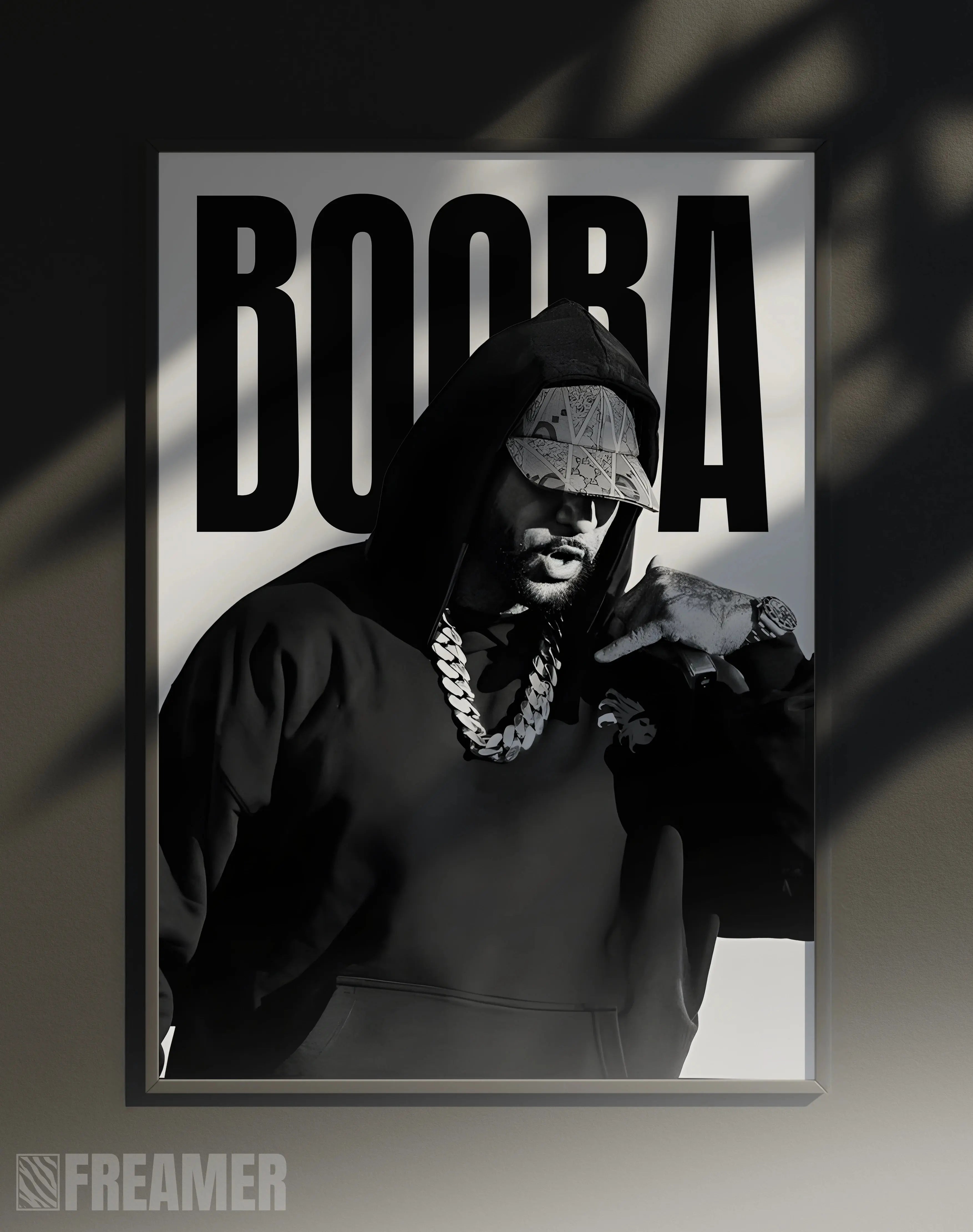 Poster mural "BOOBA" dans un cadre – vue de face, ambiance déco moderne, ton blanc