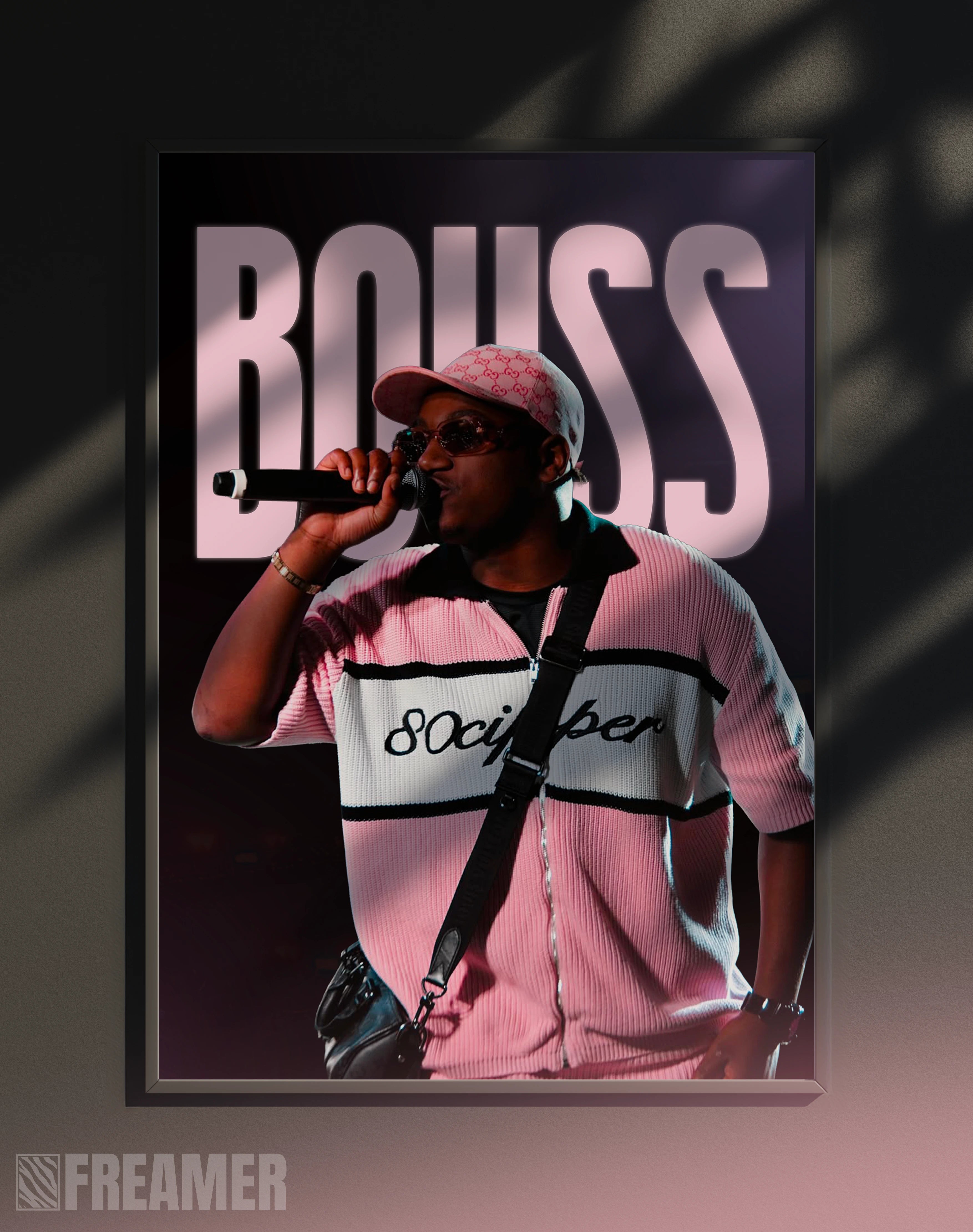 Poster mural "BOUSS" dans un cadre – vue de face, ambiance déco moderne, ton rose