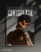 Poster mural "CENTRAL CEE" dans un cadre – vue de face, ambiance déco moderne, ton gris