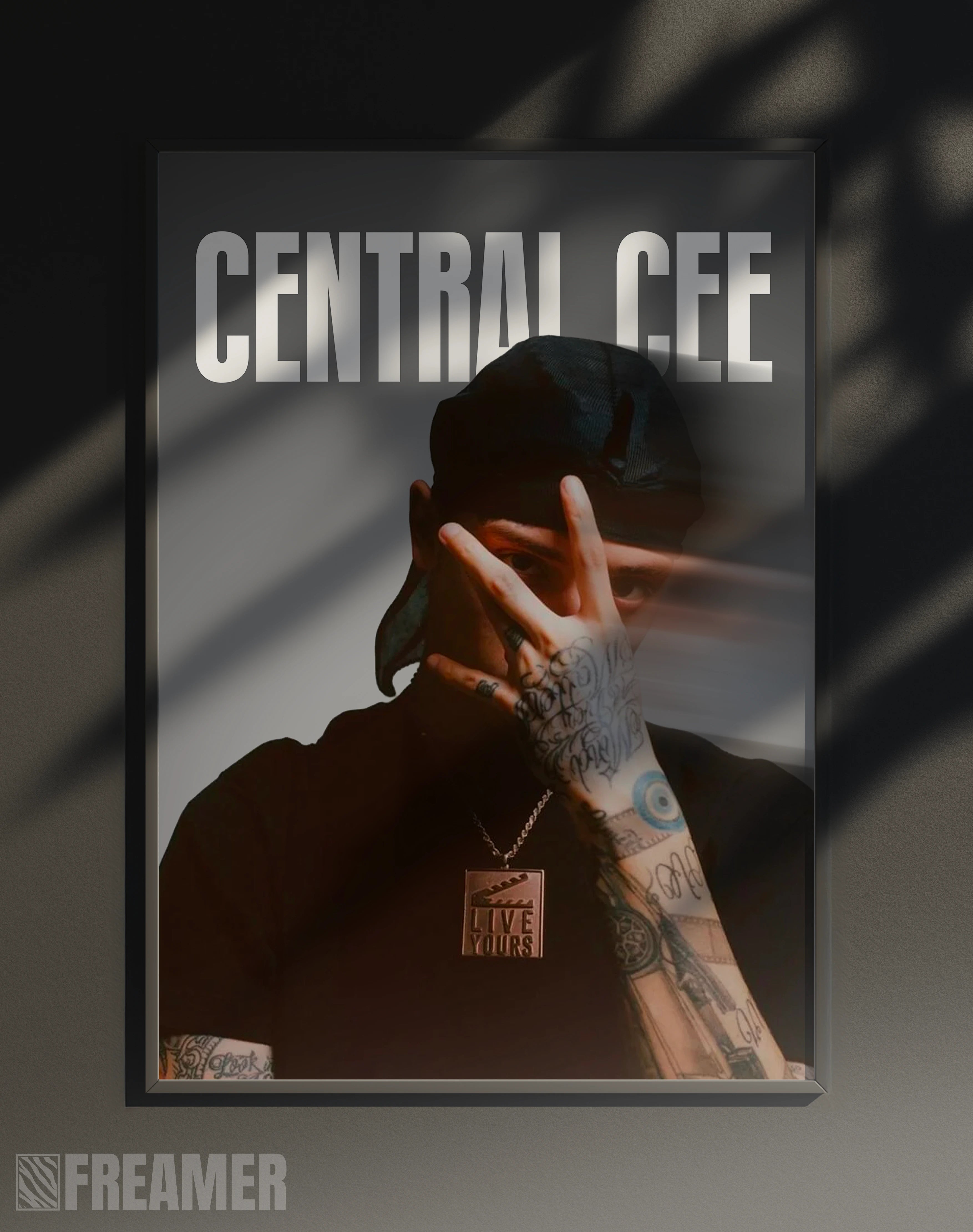 Poster mural "CENTRAL CEE" dans un cadre – vue de face, ambiance déco moderne, ton gris