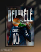 Poster mural "OUSMANE DEMBÉLÉ" dans un cadre – vue de face, ambiance déco moderne, ton bleu, blanc et or