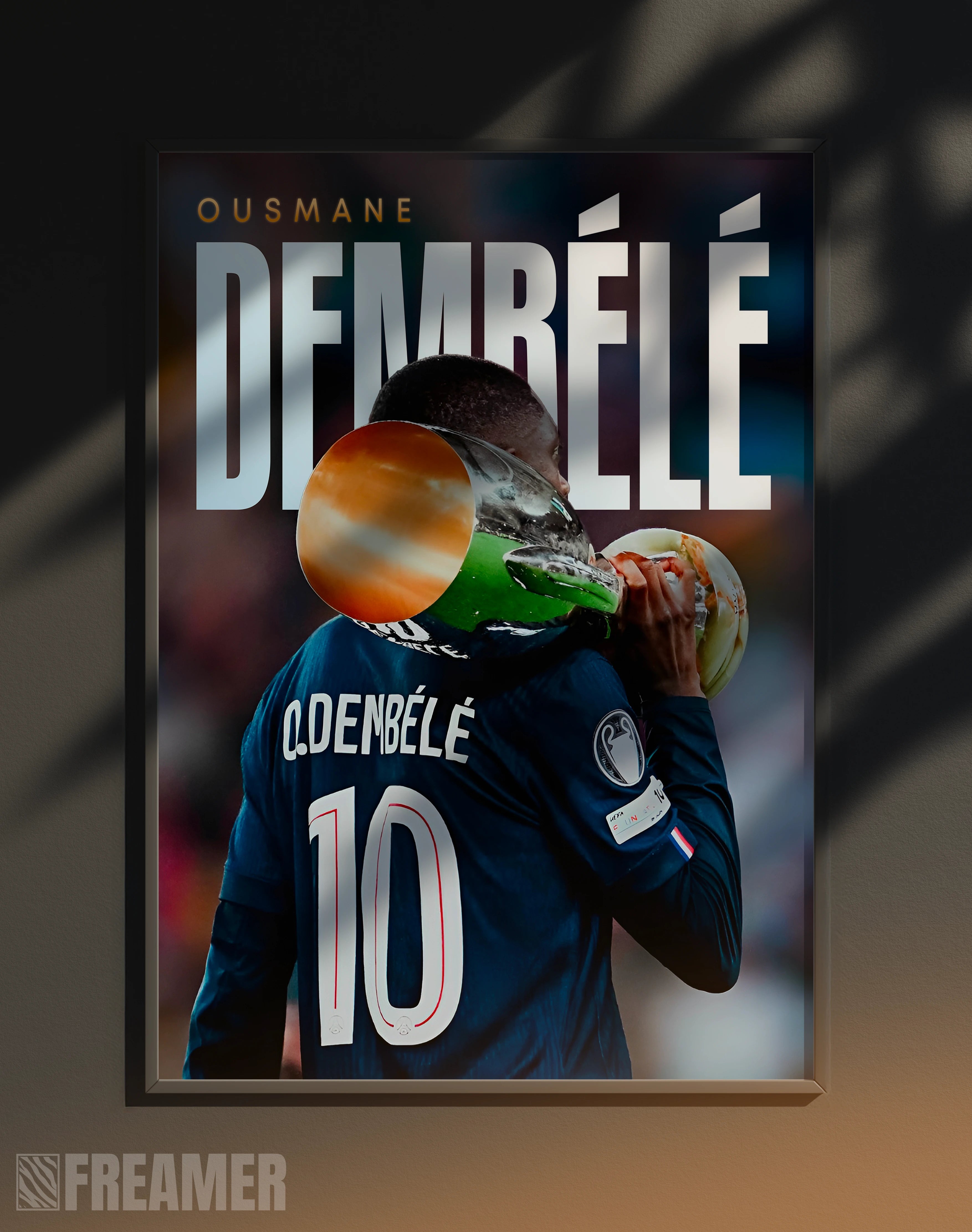 Poster mural "OUSMANE DEMBÉLÉ" dans un cadre – vue de face, ambiance déco moderne, ton bleu, blanc et or