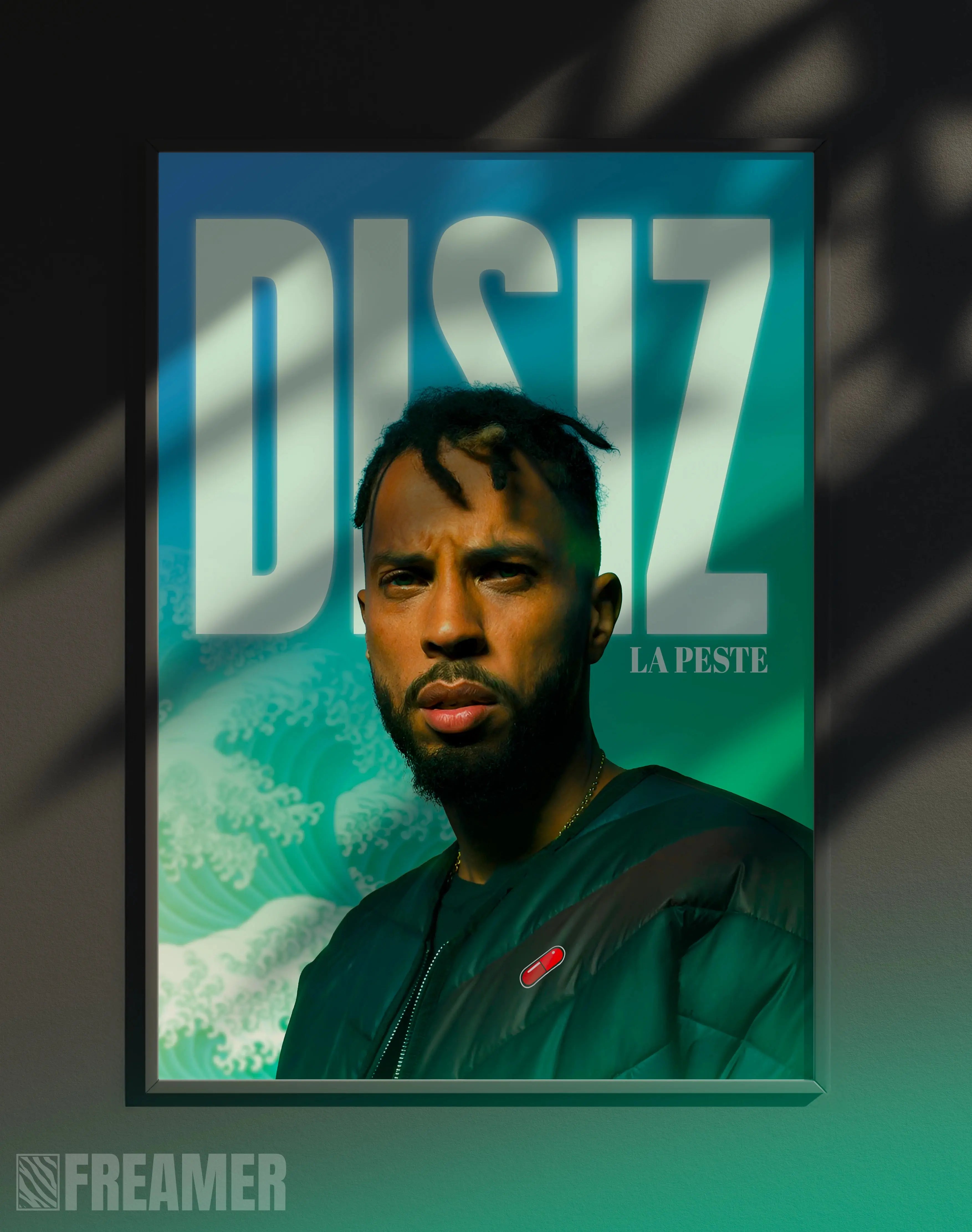 Poster mural "DISIZ" dans un cadre – vue de face, ambiance déco moderne, ton turquoise