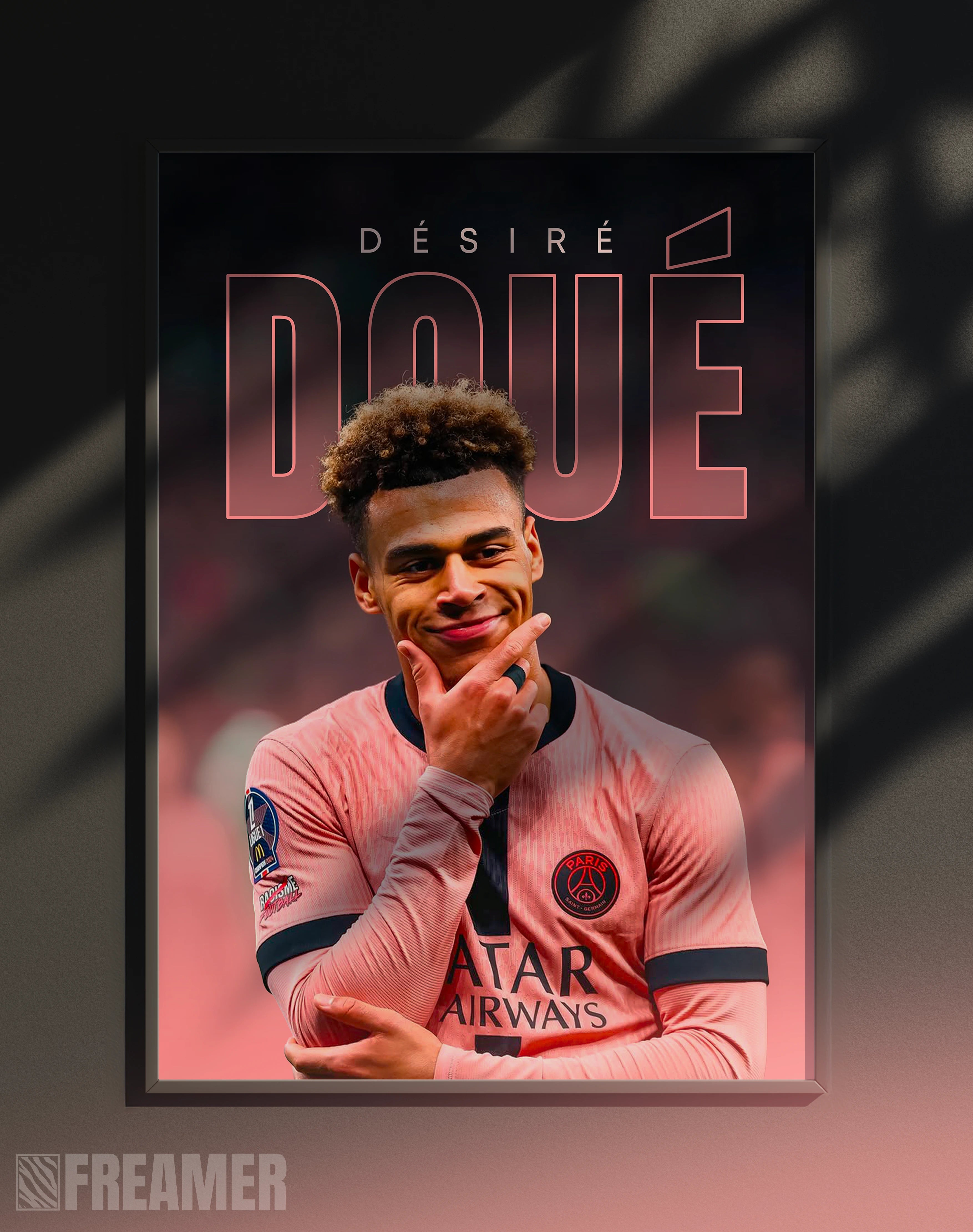 Poster mural "DÉSIRÉ DOUÉ" dans un cadre – vue de face, ambiance déco moderne, ton rose