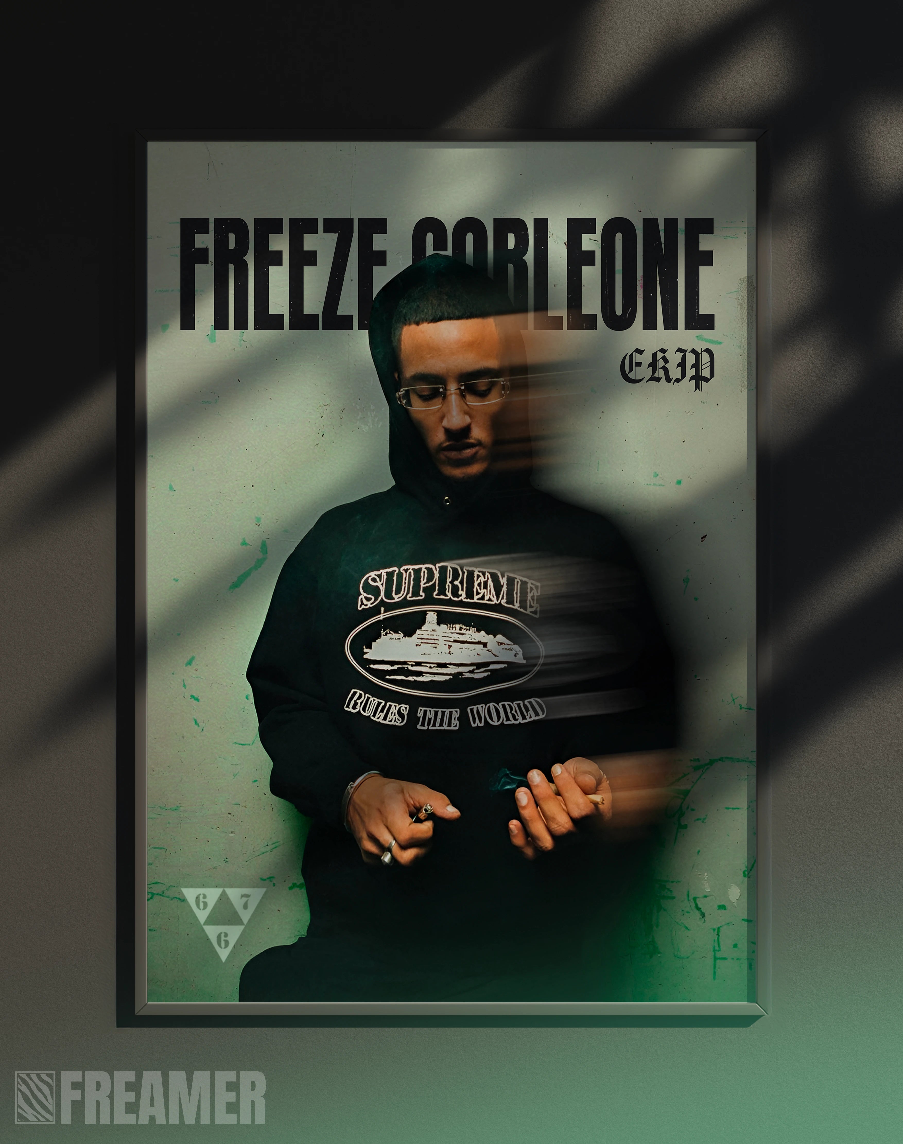 Poster mural "FREEZE CORLEONE" dans un cadre – vue de face, ambiance déco moderne, ton vert