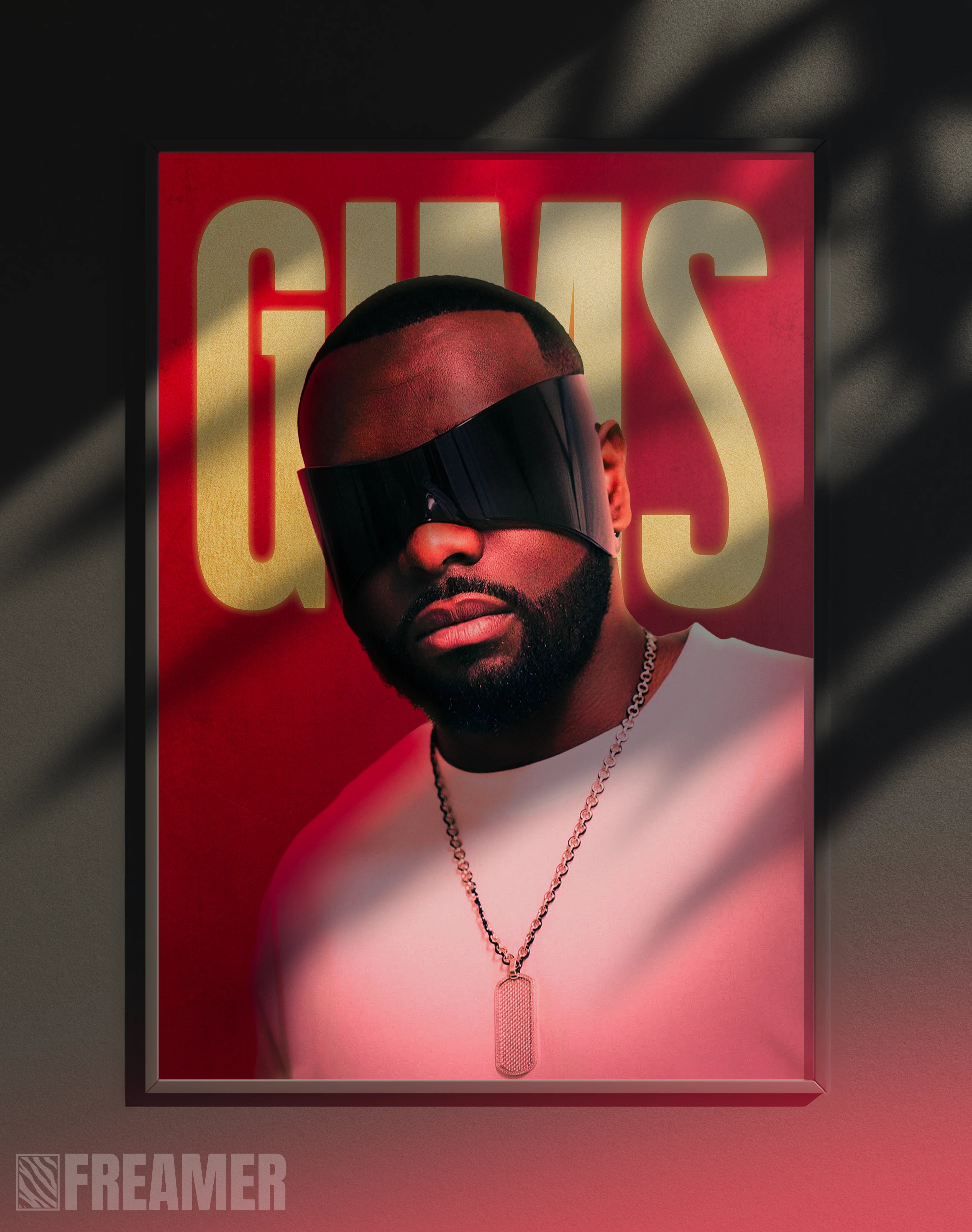 Poster mural "GIMS" dans un cadre – vue de face, ambiance déco moderne, ton rouge et or