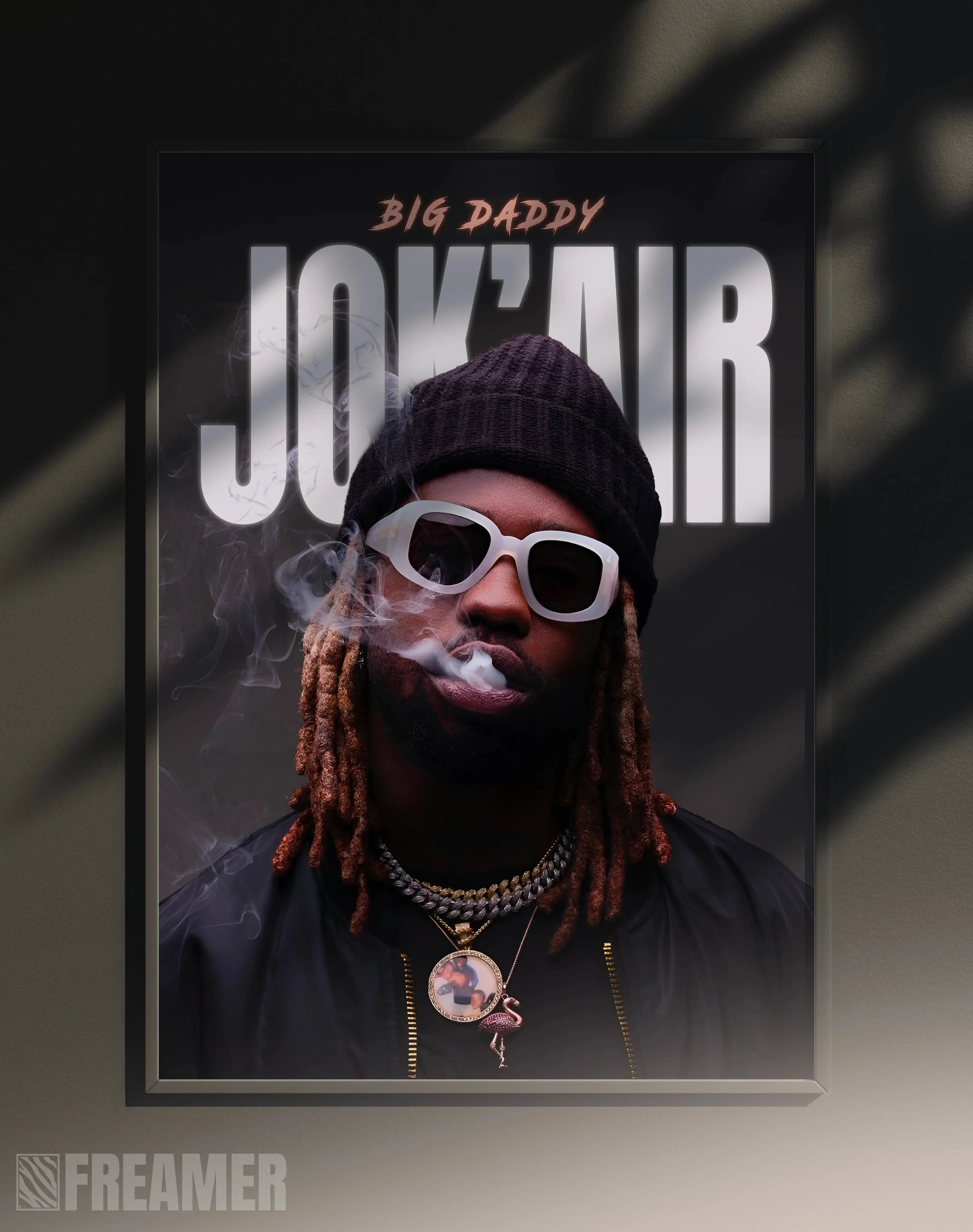 Poster mural "JOK'AIR" dans un cadre – vue de face, ambiance déco moderne, ton gris