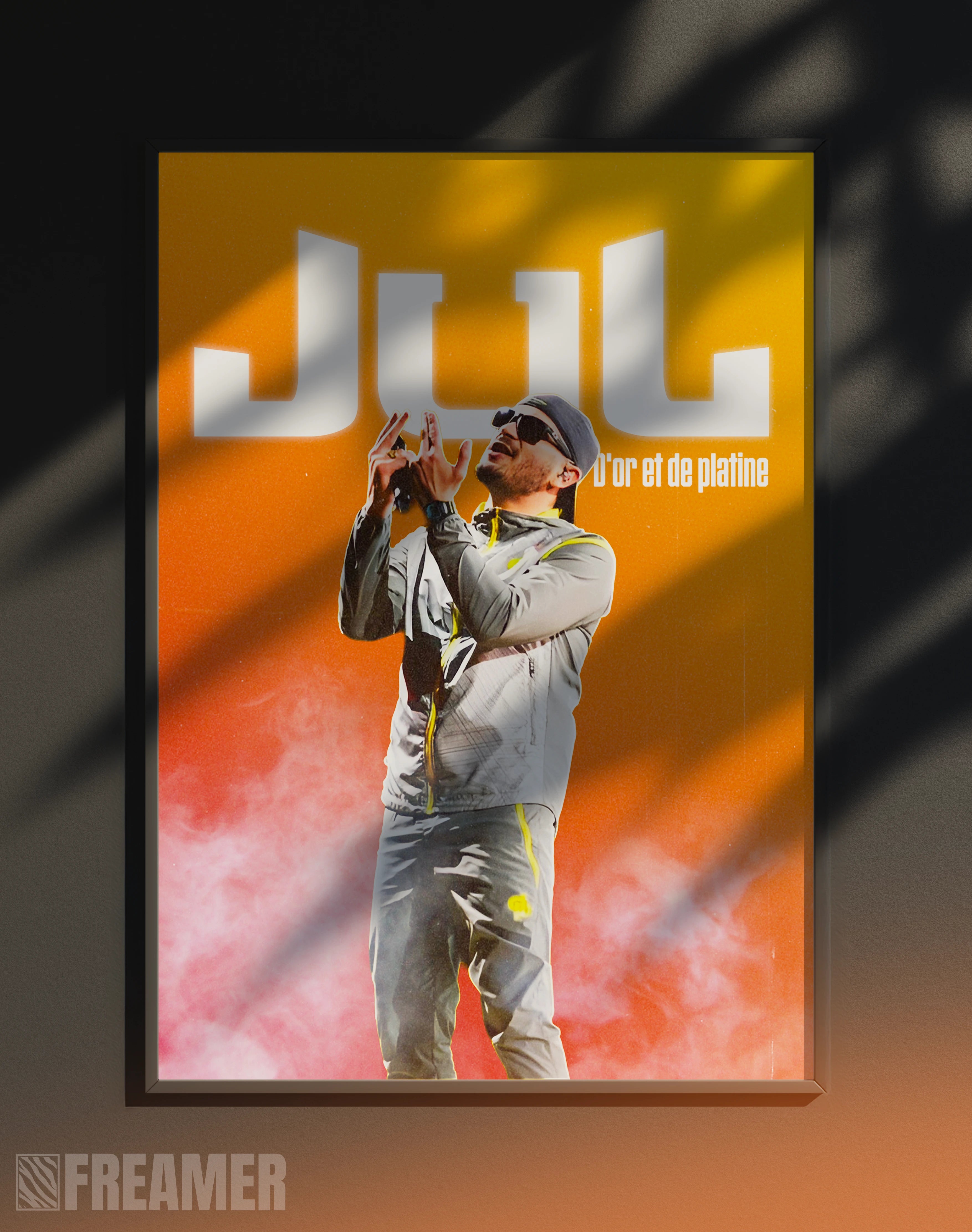 Poster mural "JUL" dans un cadre – vue de face, ambiance déco moderne, ton orange
