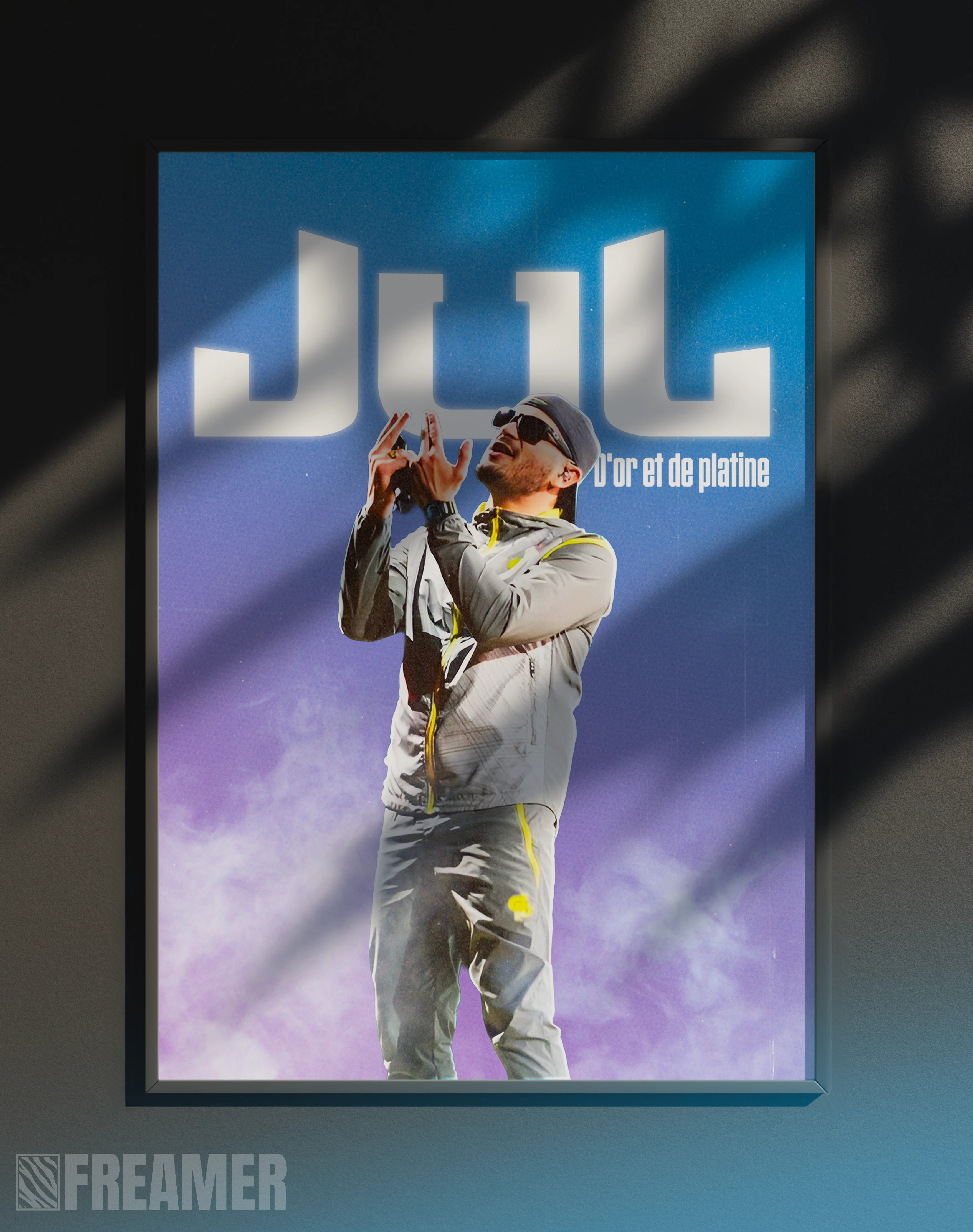 Poster mural "JUL" dans un cadre – vue de face, ambiance déco moderne, ton bleu