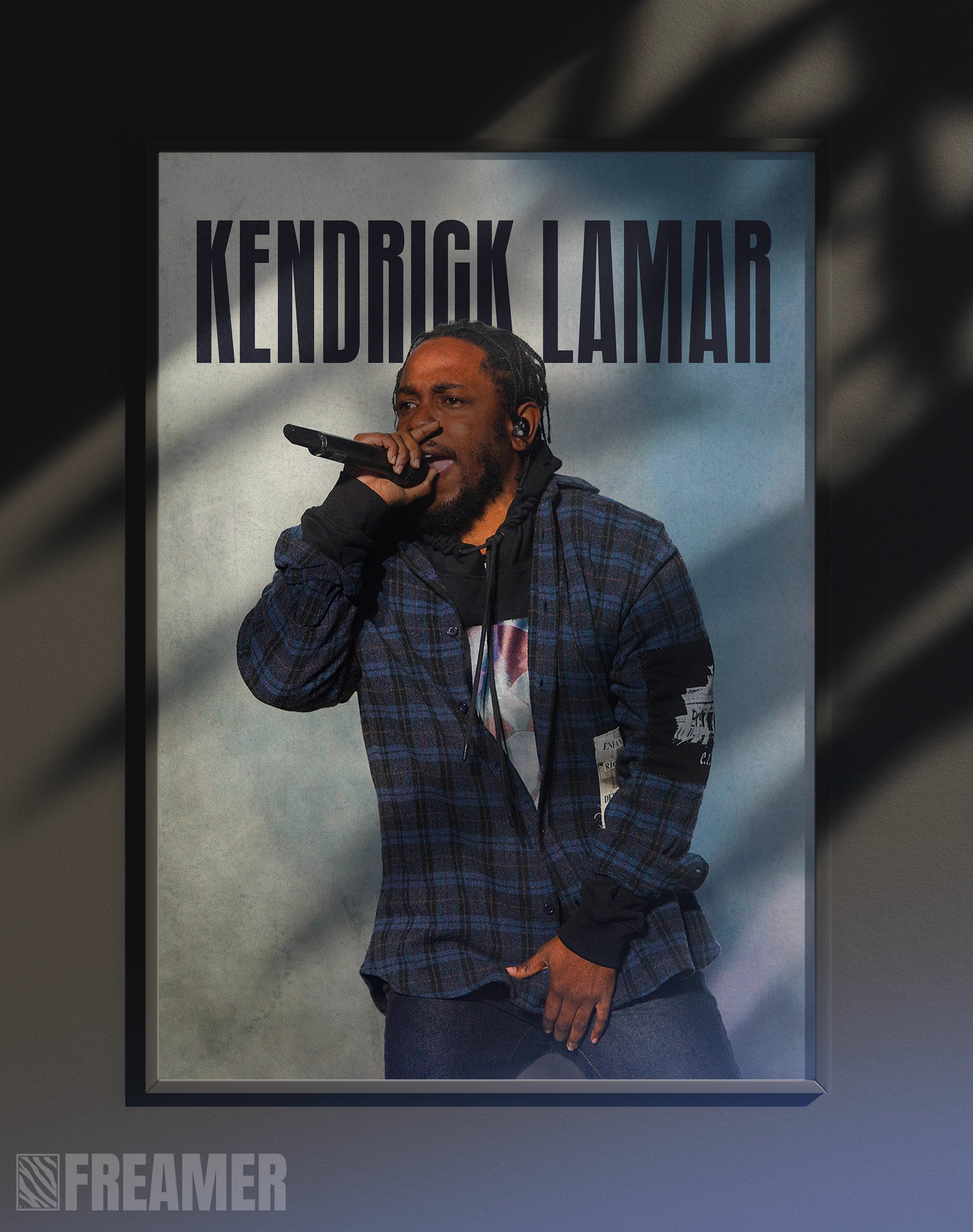 Poster mural "KENDRICK LAMAR" dans un cadre – vue de face, ambiance déco moderne, ton bleu
