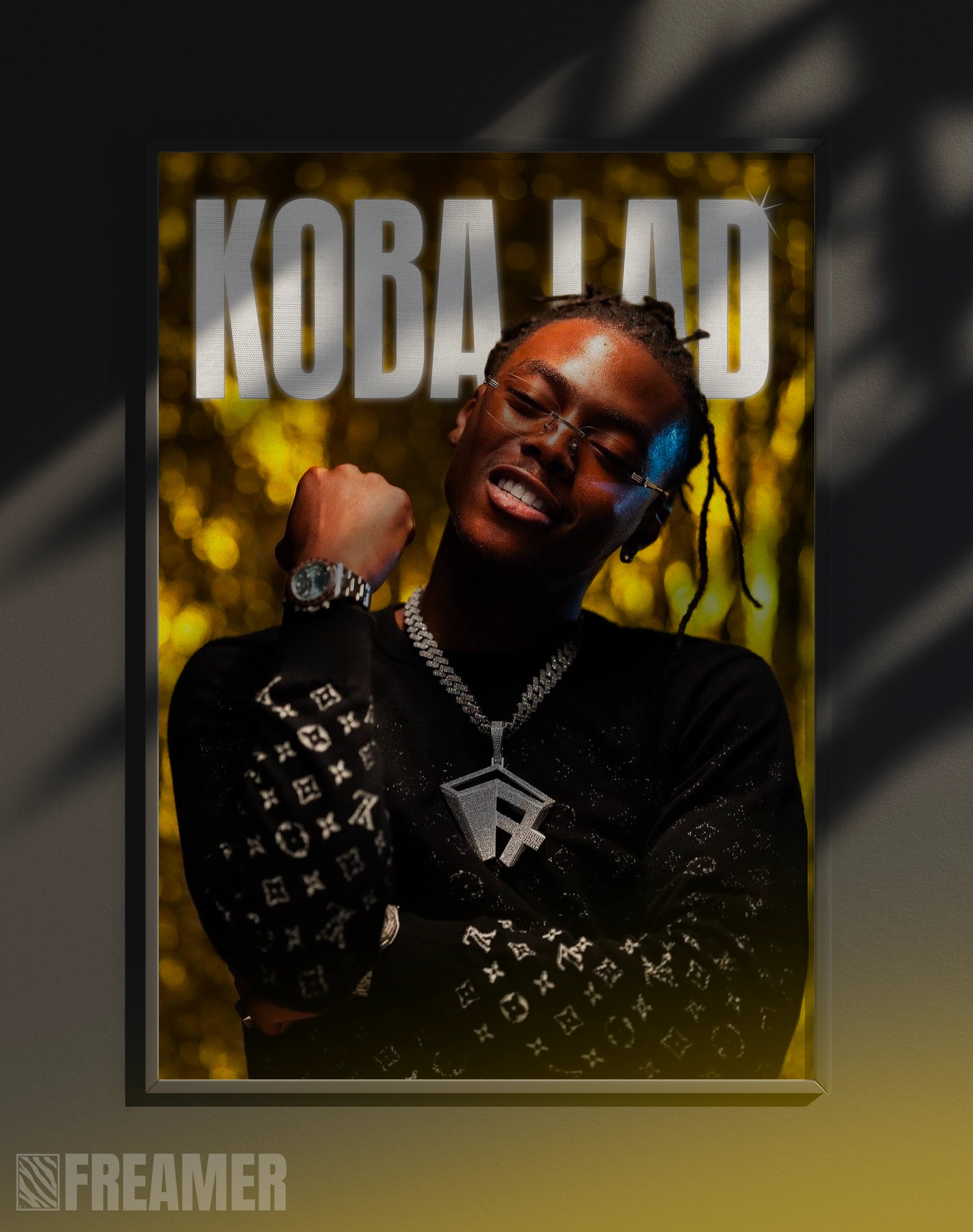 Poster mural "KOBA LAD" dans un cadre – vue de face, ambiance déco moderne, ton jaune