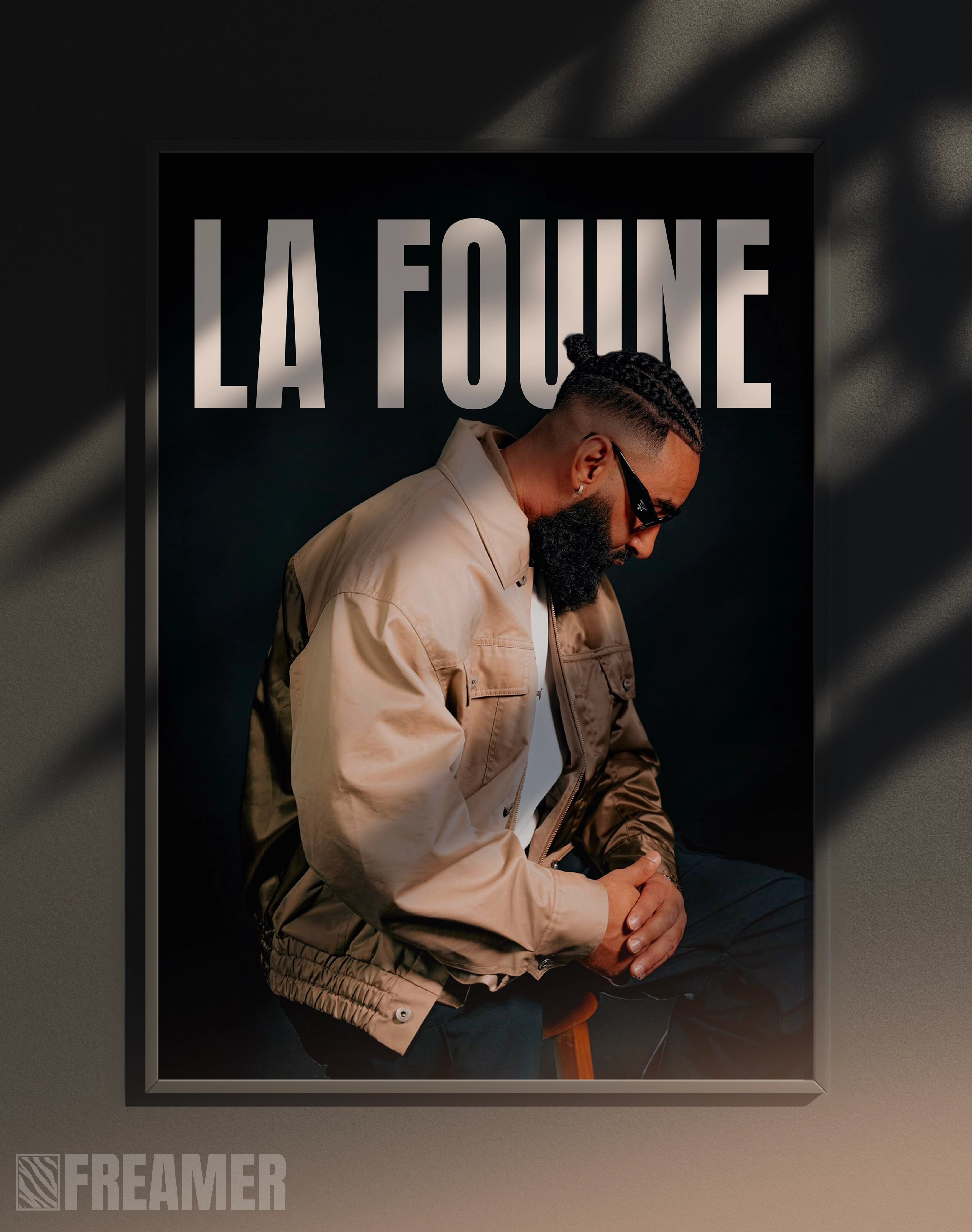 Poster mural "LA FOUINE" dans un cadre – vue de face, ambiance déco moderne, ton noir