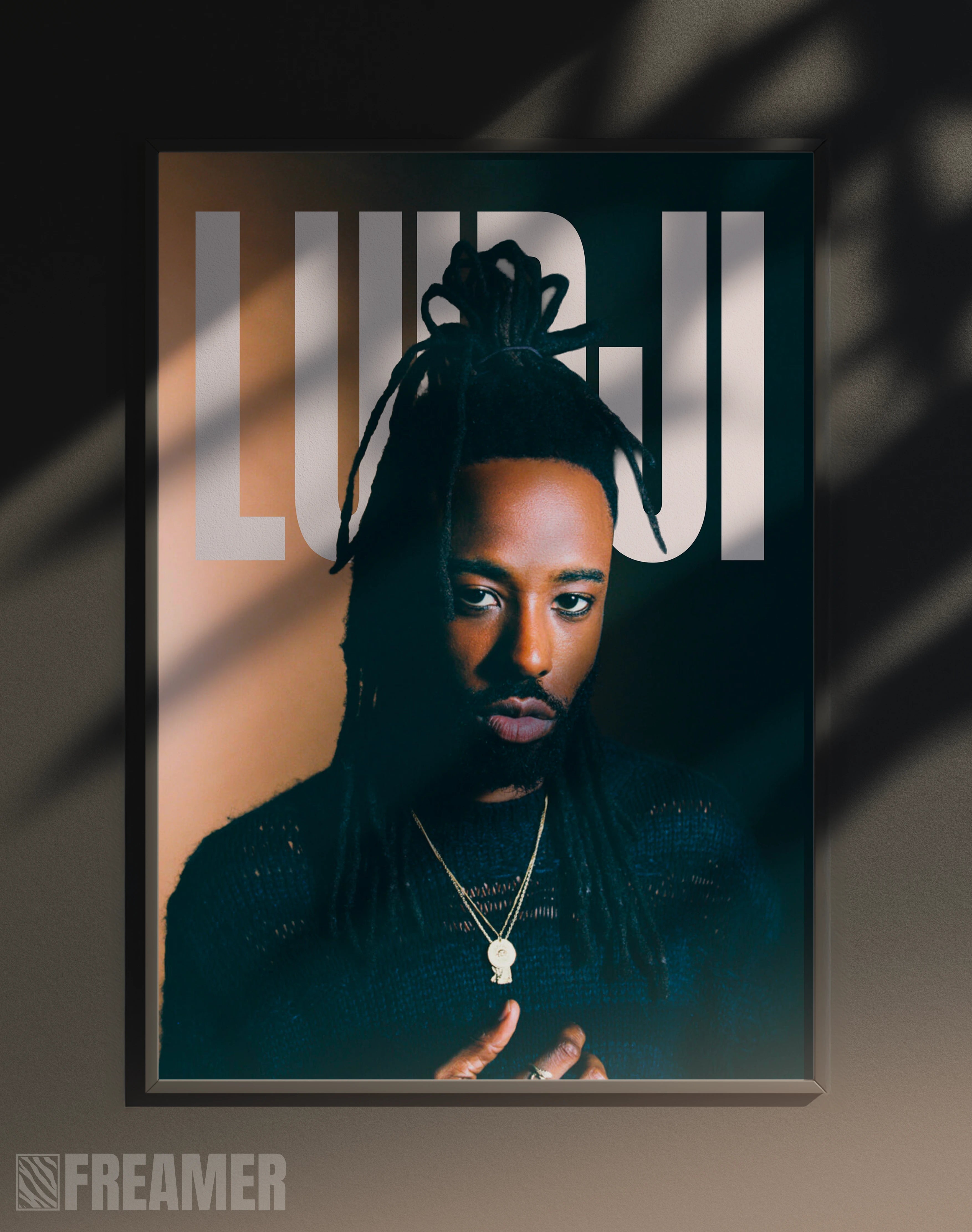 Poster mural "LUIDJI" dans un cadre – vue de face, ambiance déco moderne, ton marron