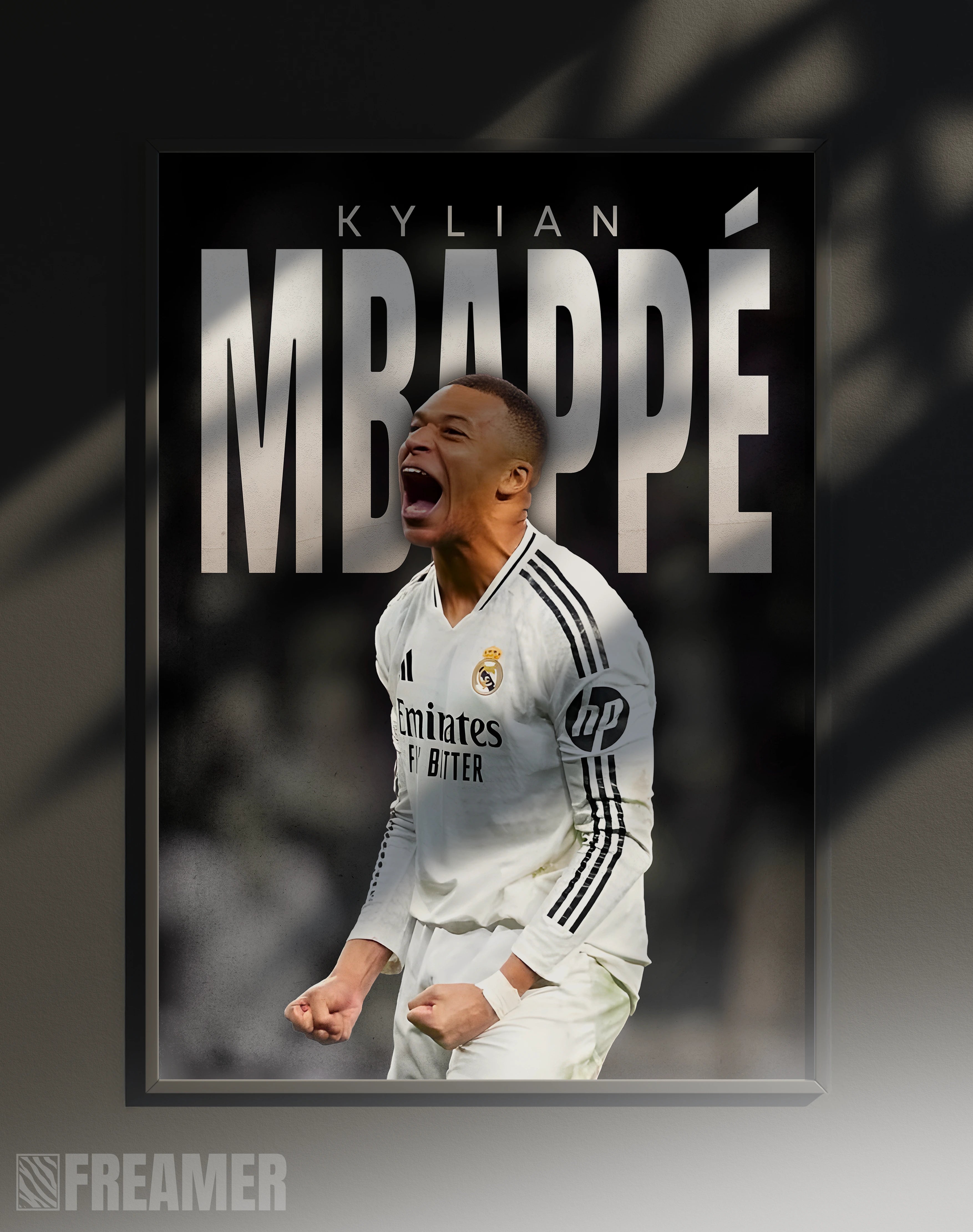 Poster mural "KYLIAN MBAPPÉ" dans un cadre – vue de face, ambiance déco moderne, ton blanc