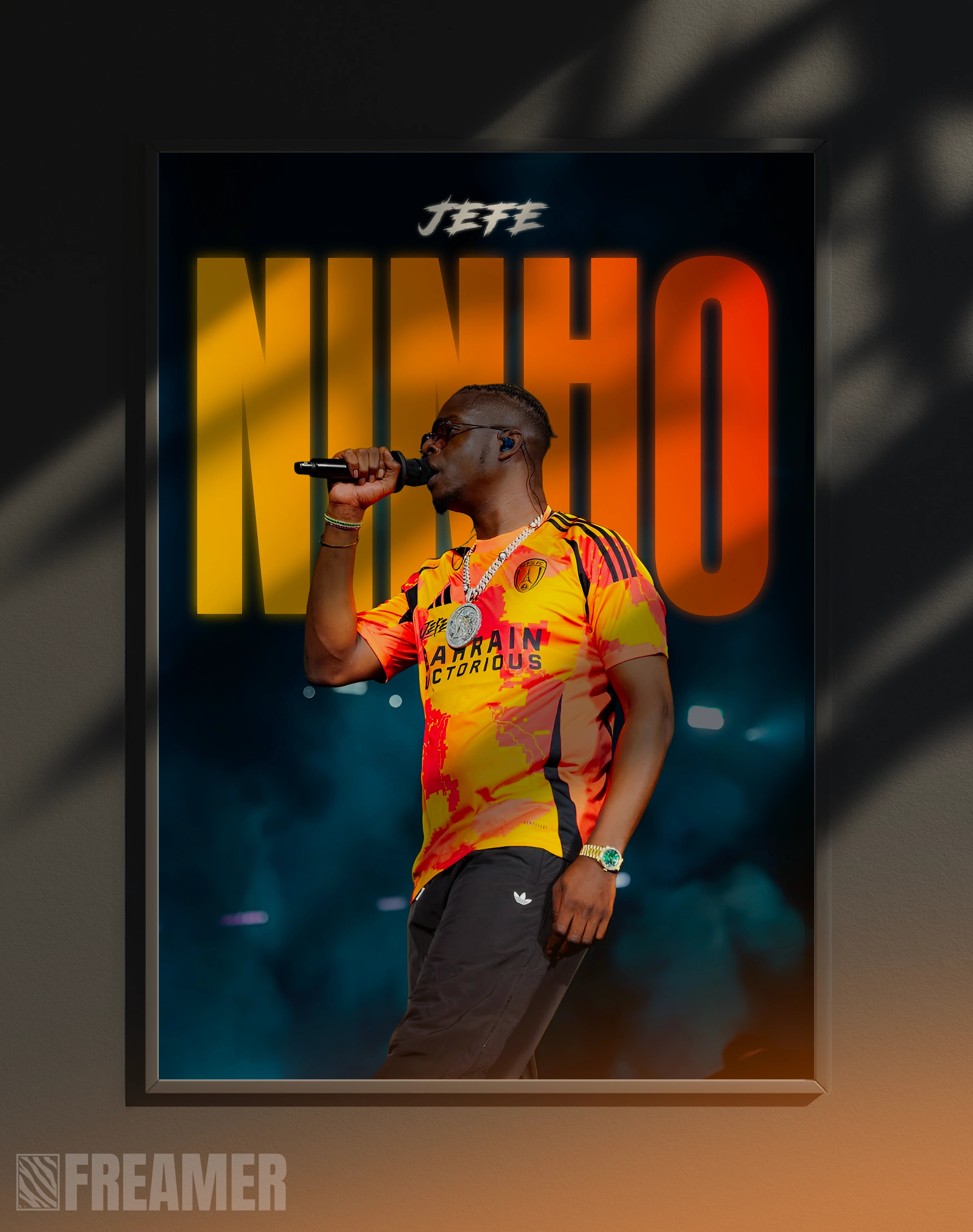 Poster mural "NINHO" dans un cadre – vue de face, ambiance déco moderne, ton orange