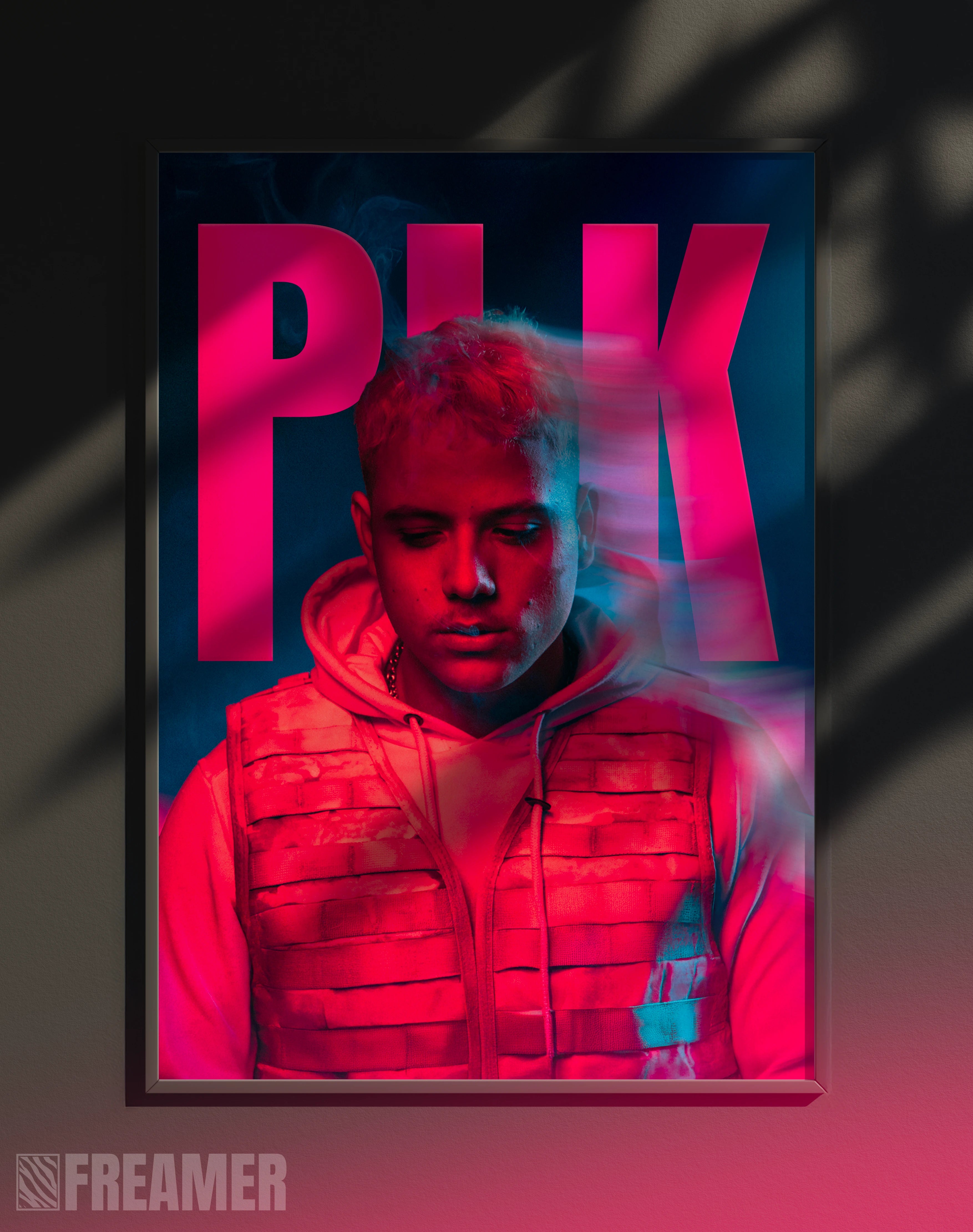 Poster mural "PLK" dans un cadre – vue de face, ambiance déco moderne, ton rouge