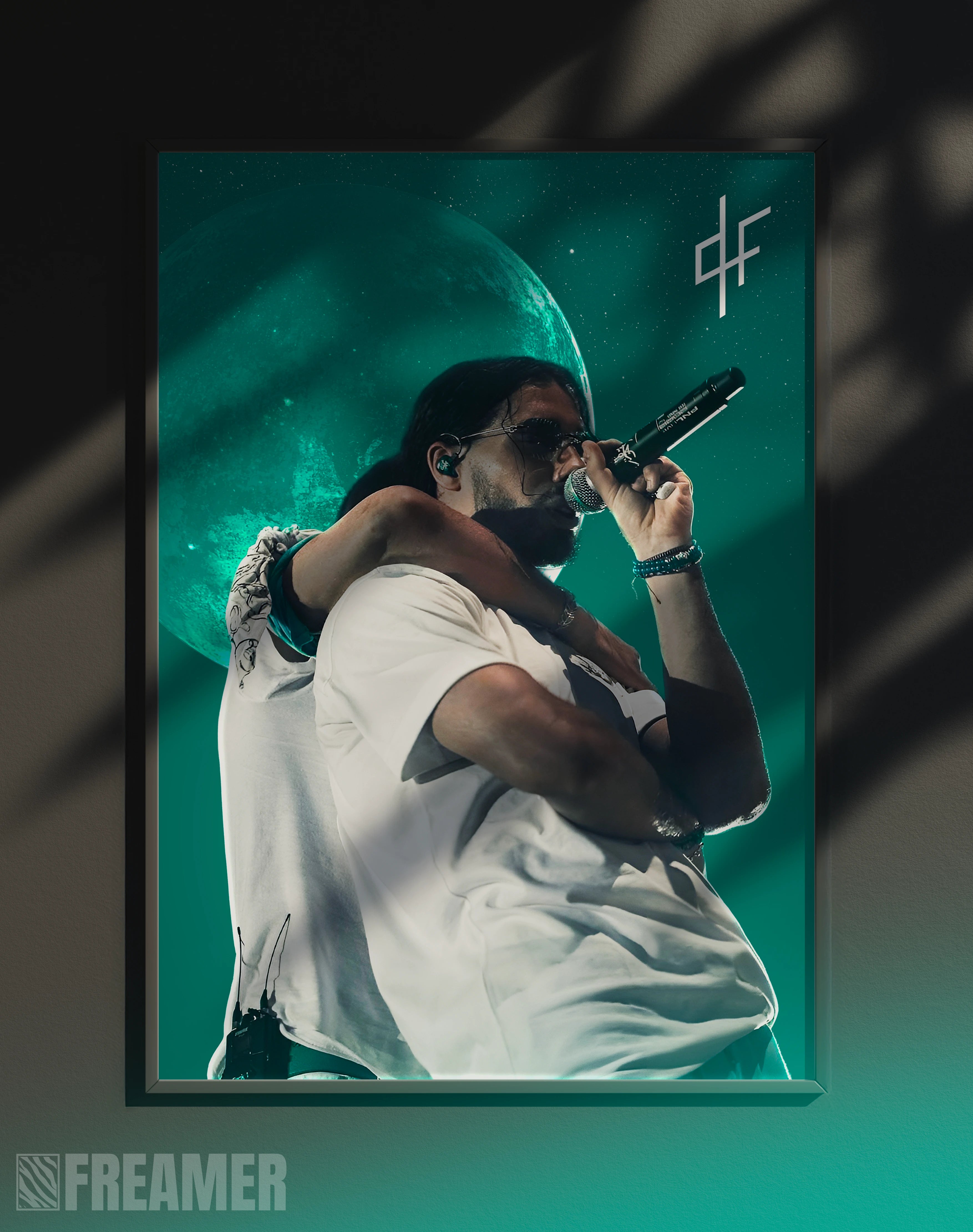 Poster mural "PNL" dans un cadre – vue de face, ambiance déco moderne, ton turquoise