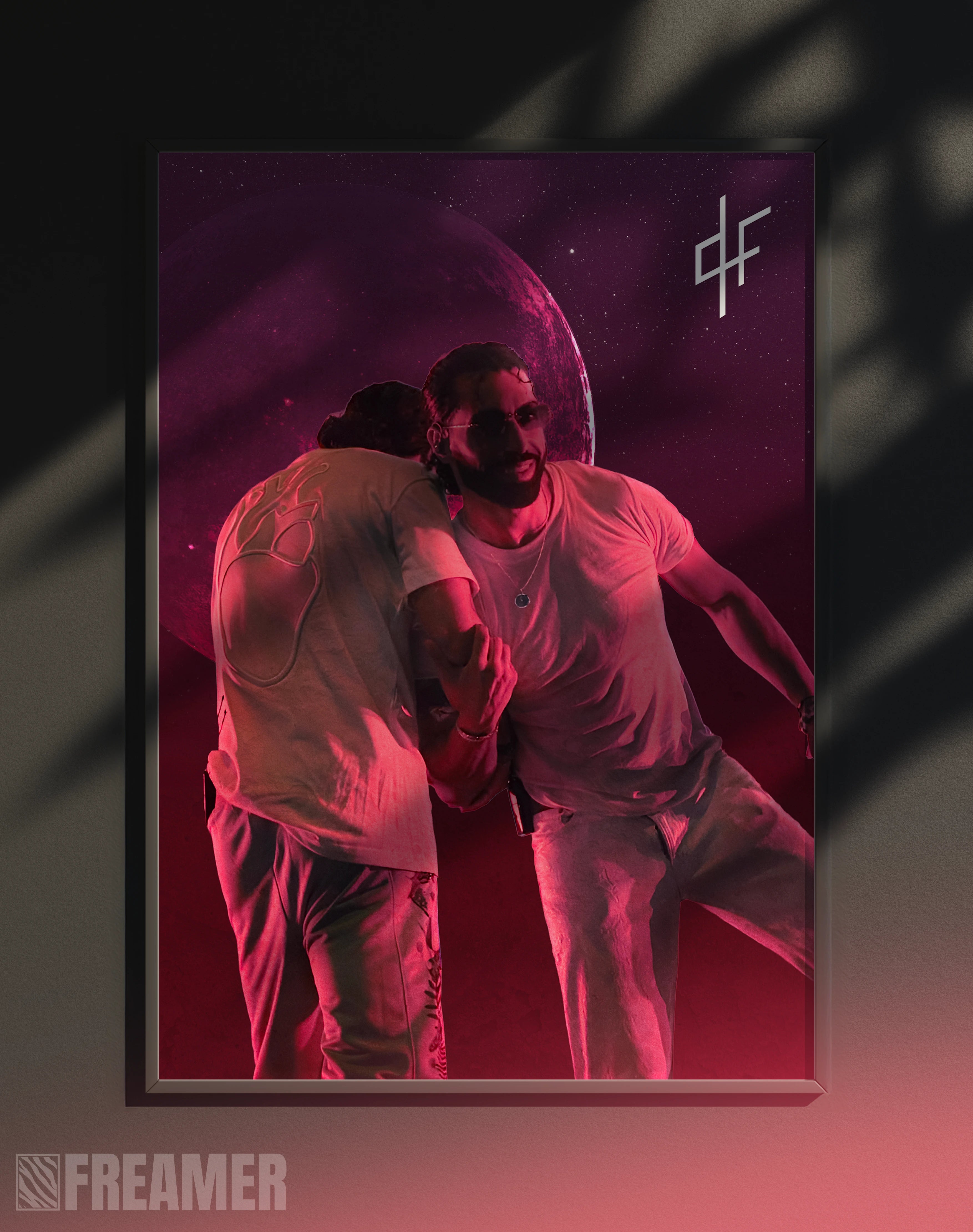 Poster mural "PNL" dans un cadre – vue de face, ambiance déco moderne, ton rose