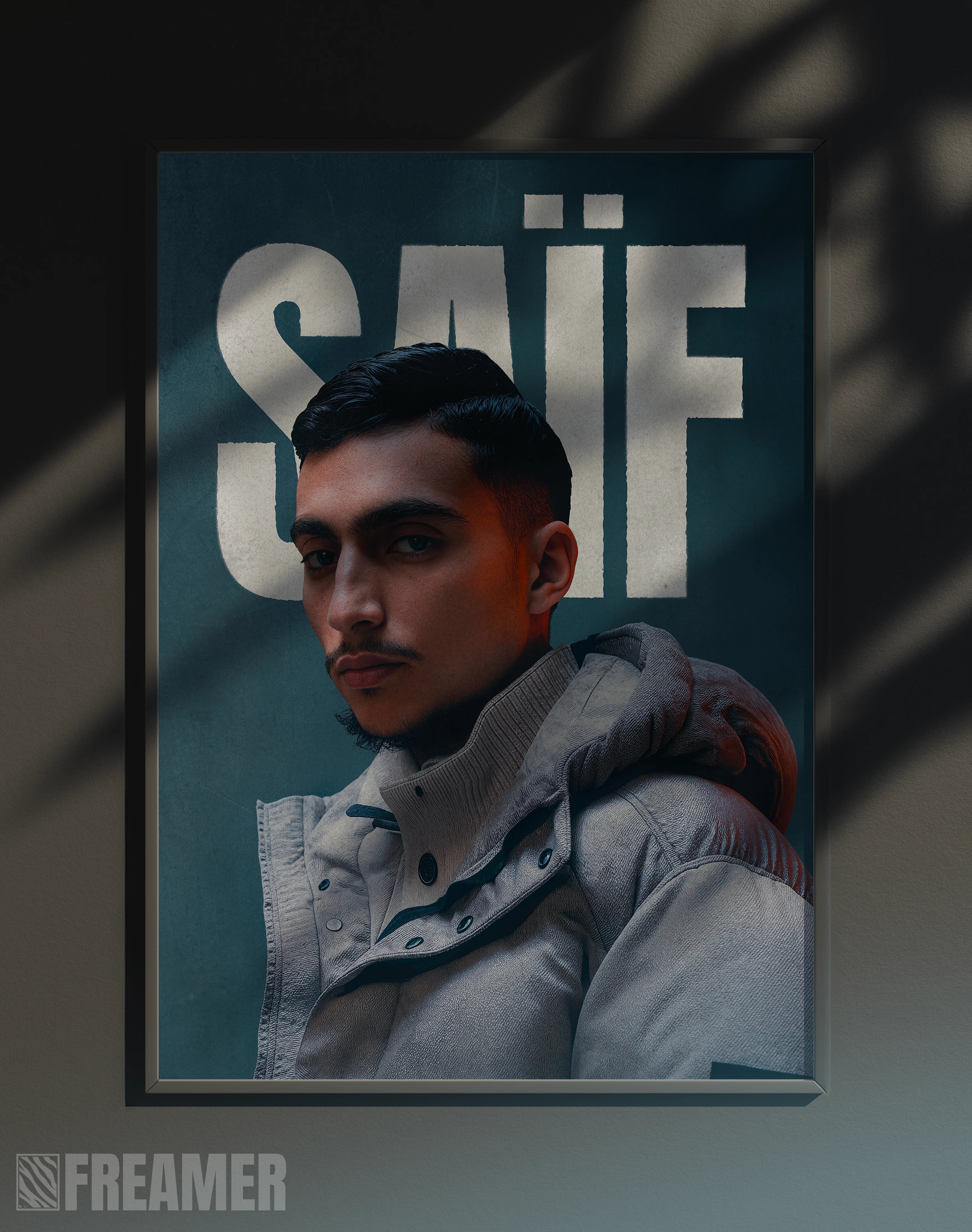 Poster mural "SAÏF" dans un cadre – vue de face, ambiance déco moderne, ton bleu