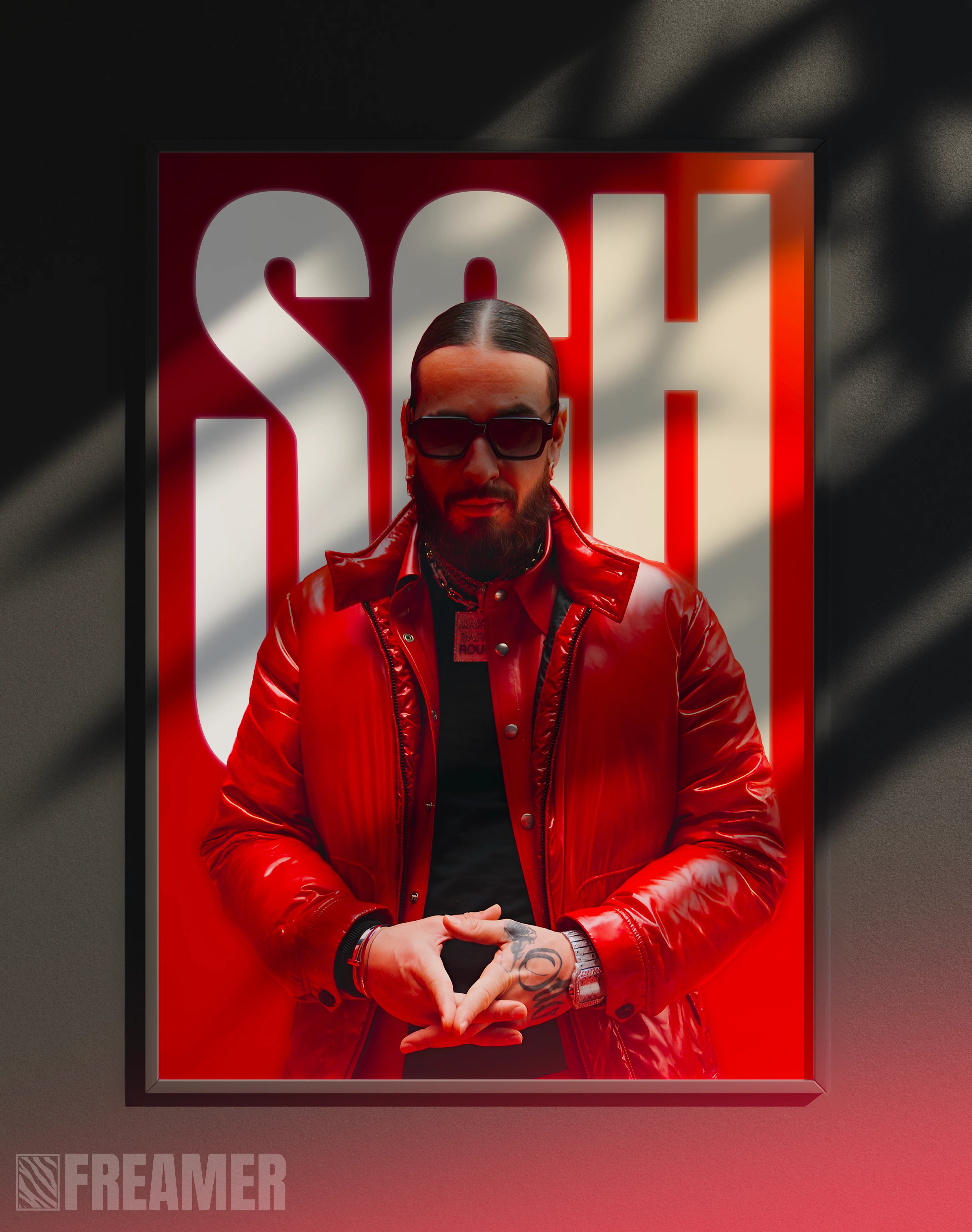 Poster mural "SCH" dans un cadre – vue de face, ambiance déco moderne, ton rouge