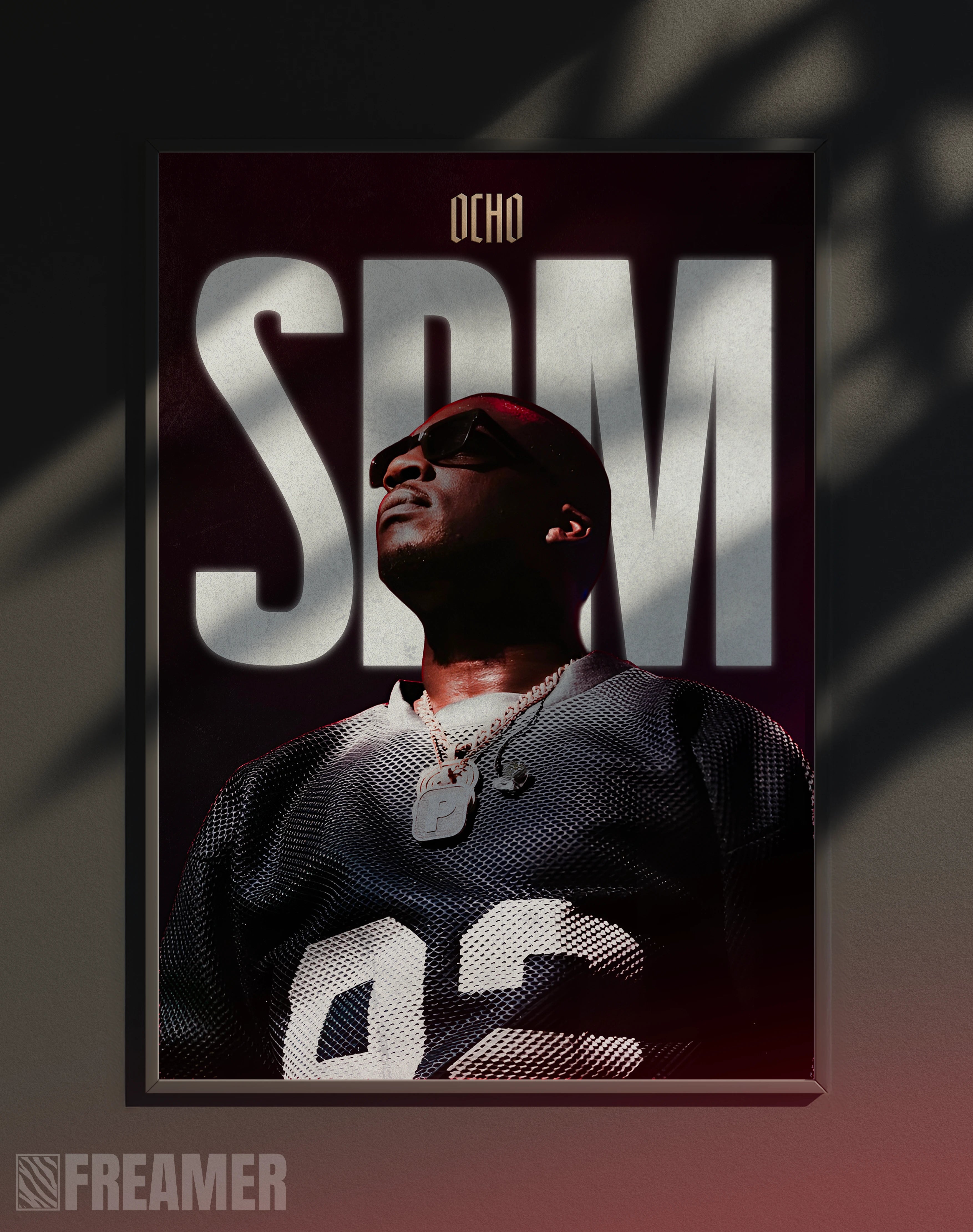 Poster mural "SDM" dans un cadre – vue de face, ambiance déco moderne, ton noir, blanc et rouge