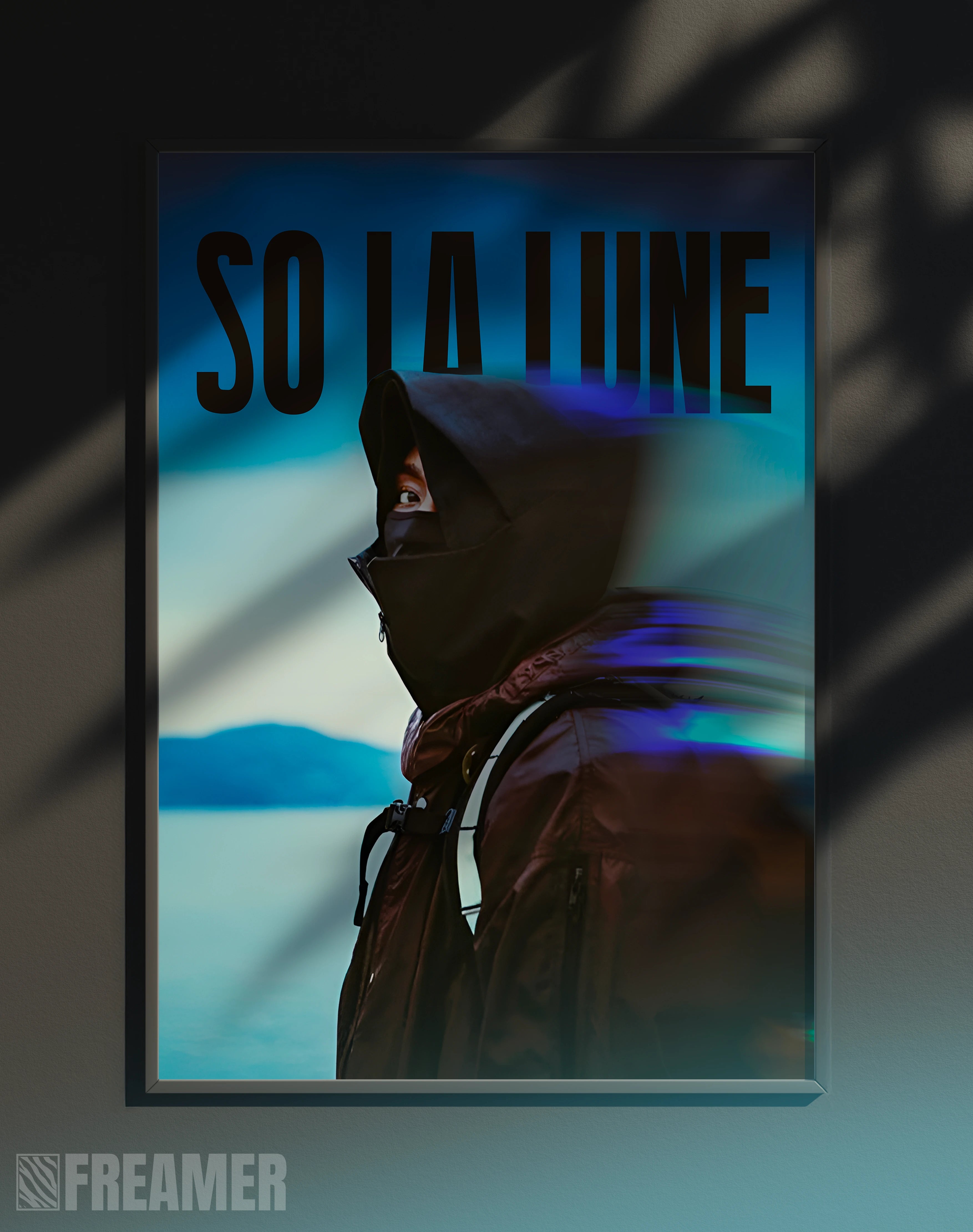 Poster mural "SO LA LUNE" dans un cadre – vue de face, ambiance déco moderne, ton bleu