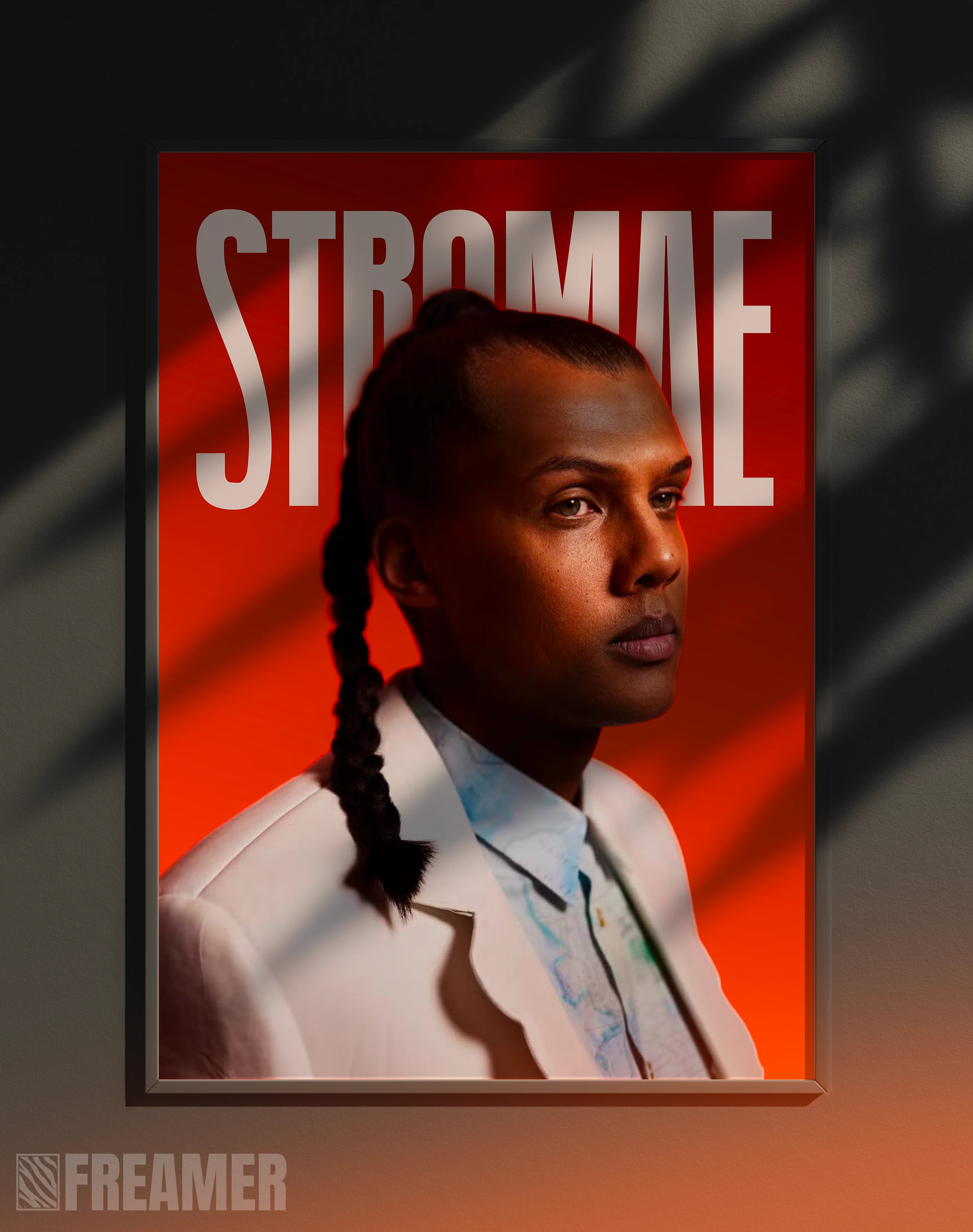 Poster mural "STROMAE" dans un cadre – vue de face, ambiance déco moderne, ton orange