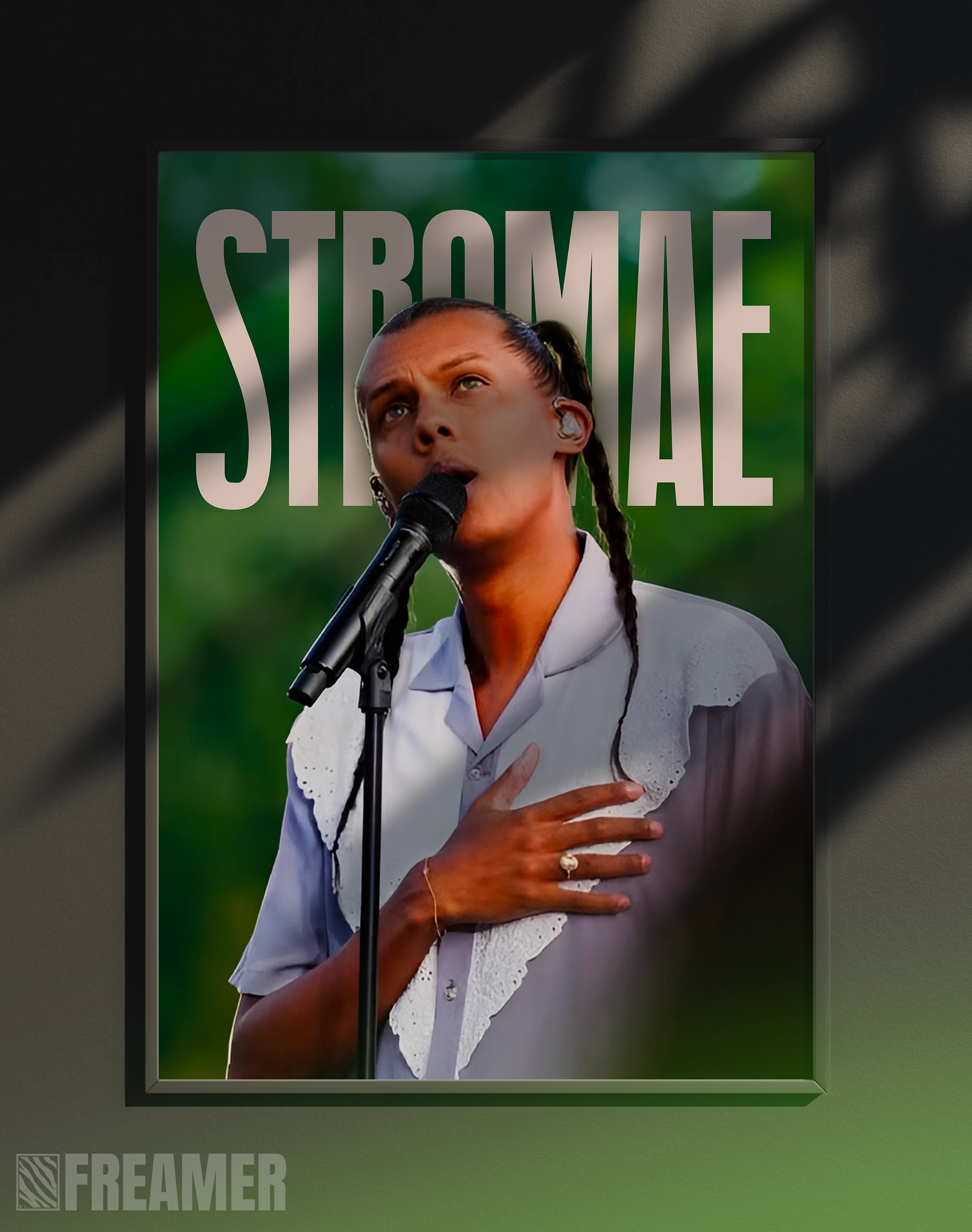 Poster mural "STROMAE" dans un cadre – vue de face, ambiance déco moderne, ton vert