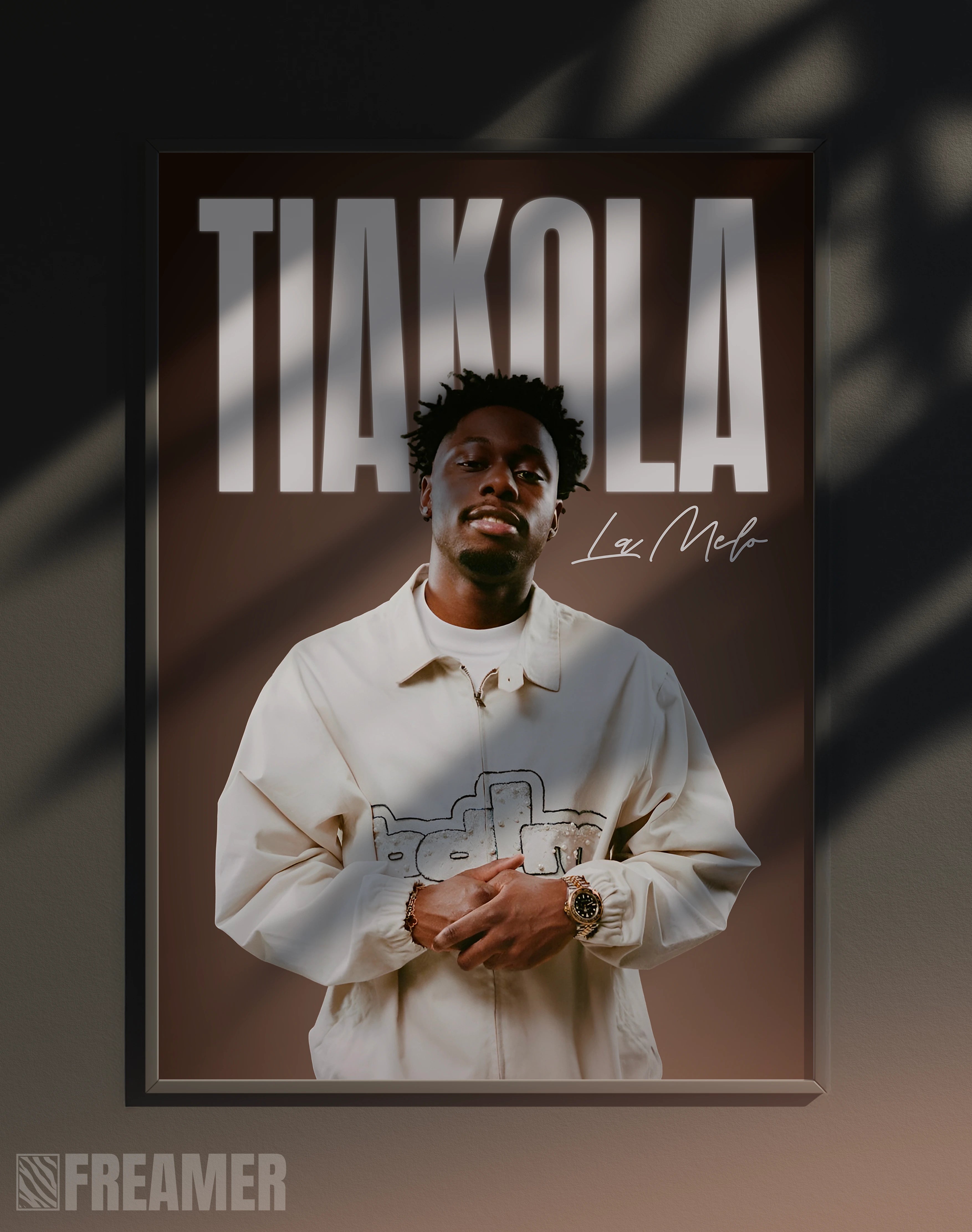 Poster mural "TIAKOLA" dans un cadre – vue de face, ambiance déco moderne, ton marron