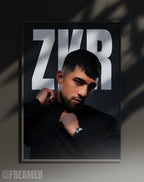 Poster mural "ZKR" dans un cadre – vue de face, ambiance déco moderne, ton gris