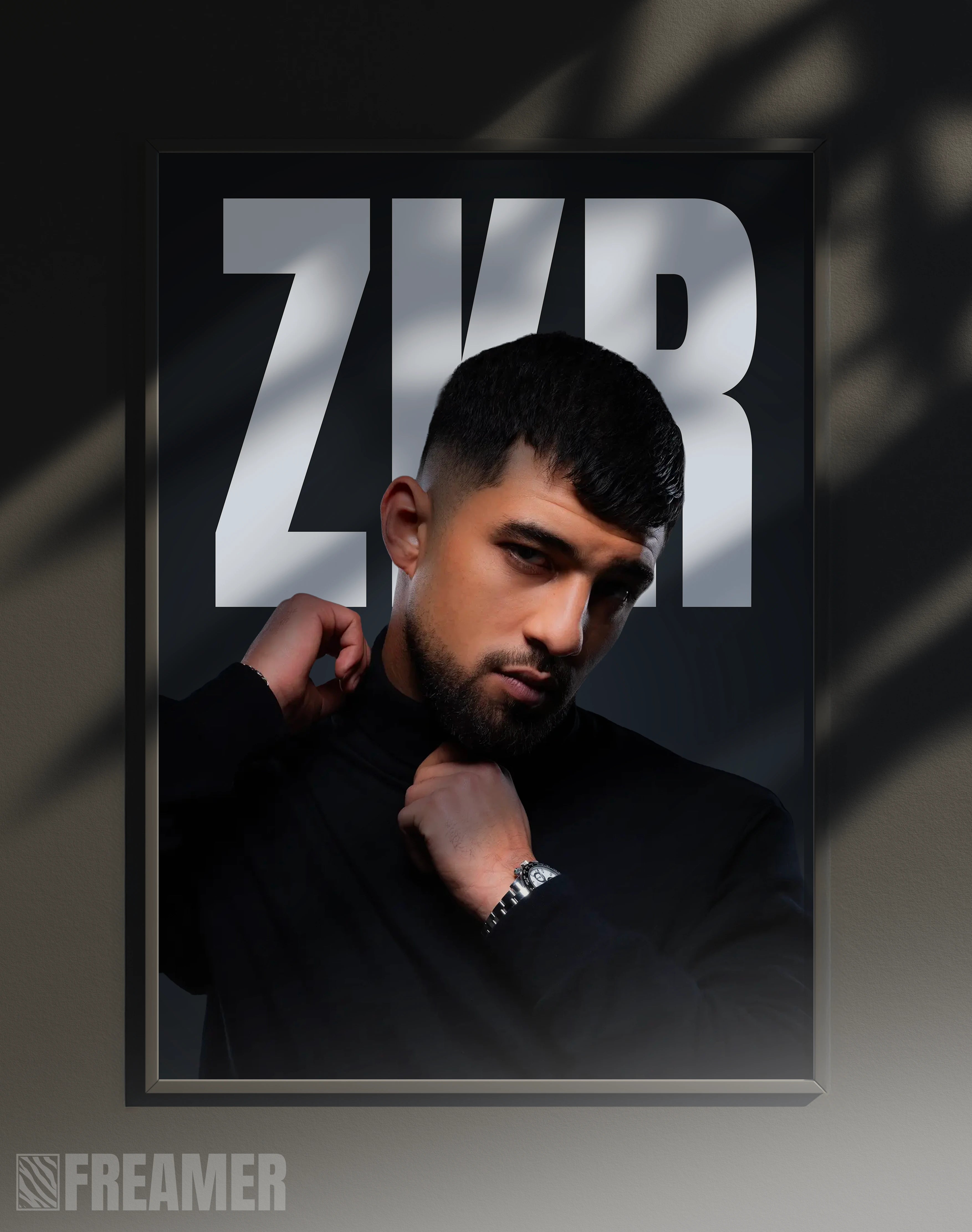 Poster mural "ZKR" dans un cadre – vue de face, ambiance déco moderne, ton gris