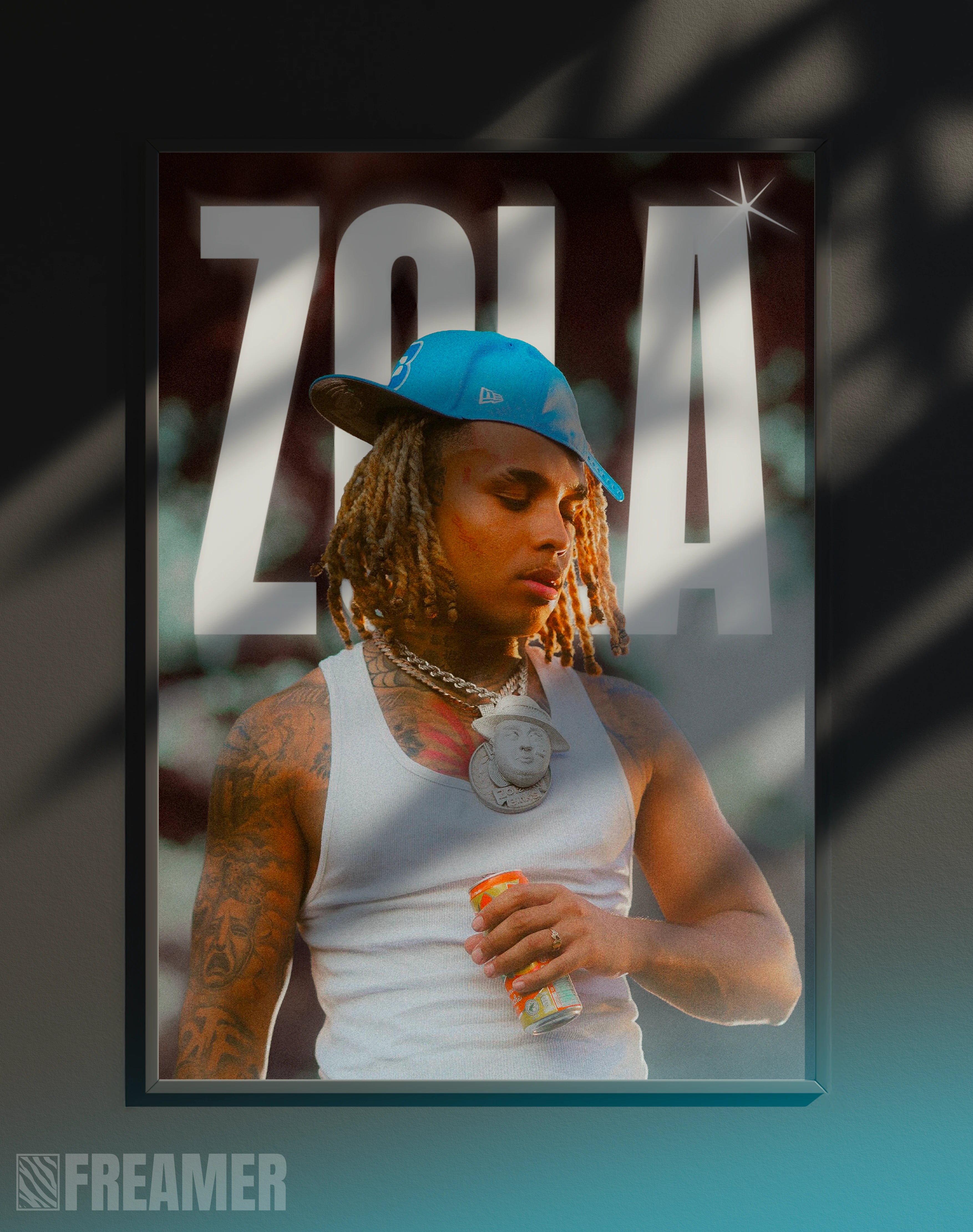 Poster mural "ZOLA" dans un cadre – vue de face, ambiance déco moderne, ton bleu