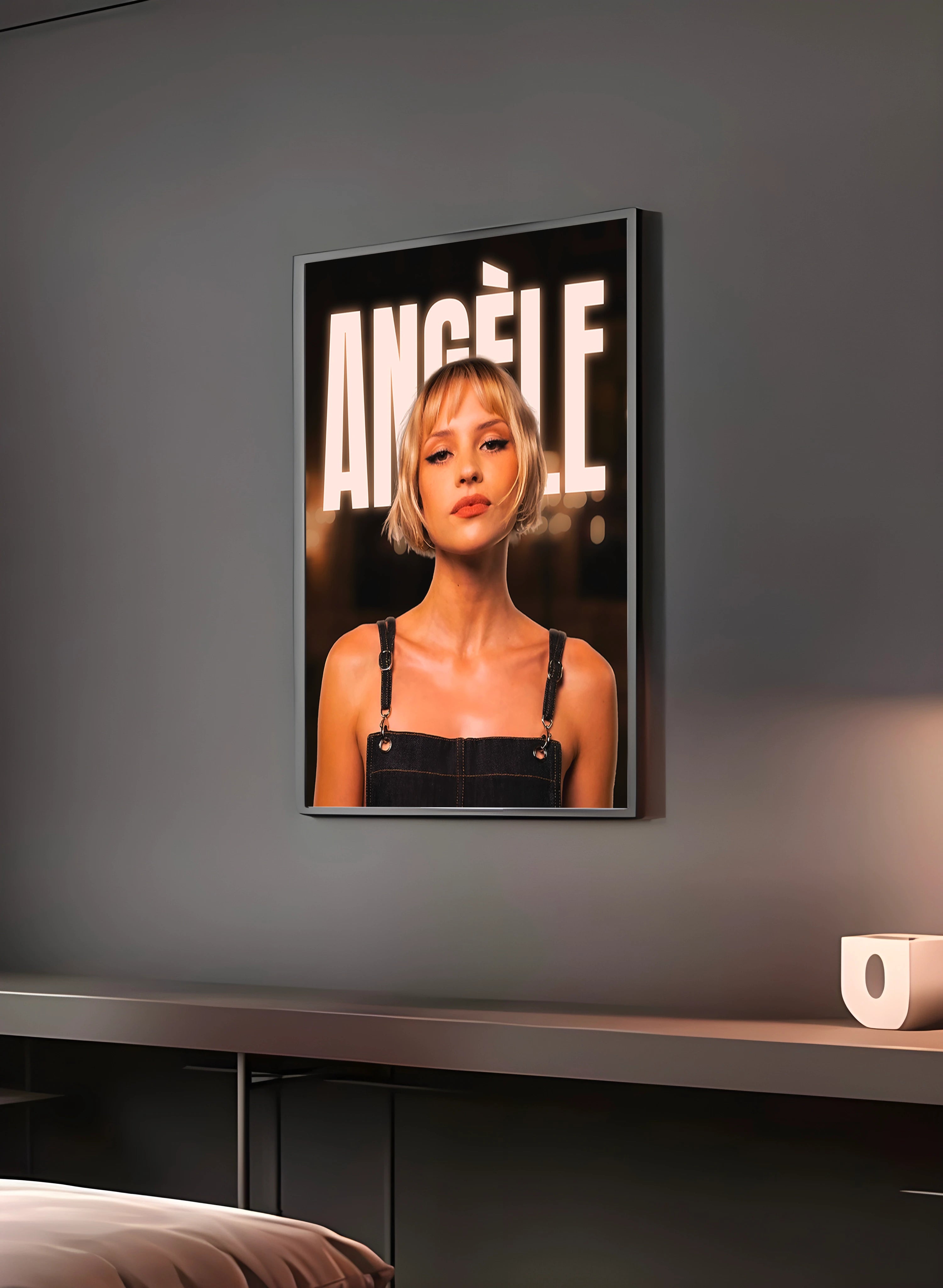 Poster "ANGÈLE" en perspective 3/4 – dans un cadre, ambiance déco, ton doré