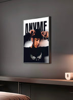 Poster "ANYME" en perspective 3/4 – dans un cadre, ambiance déco, ton noir et blanc