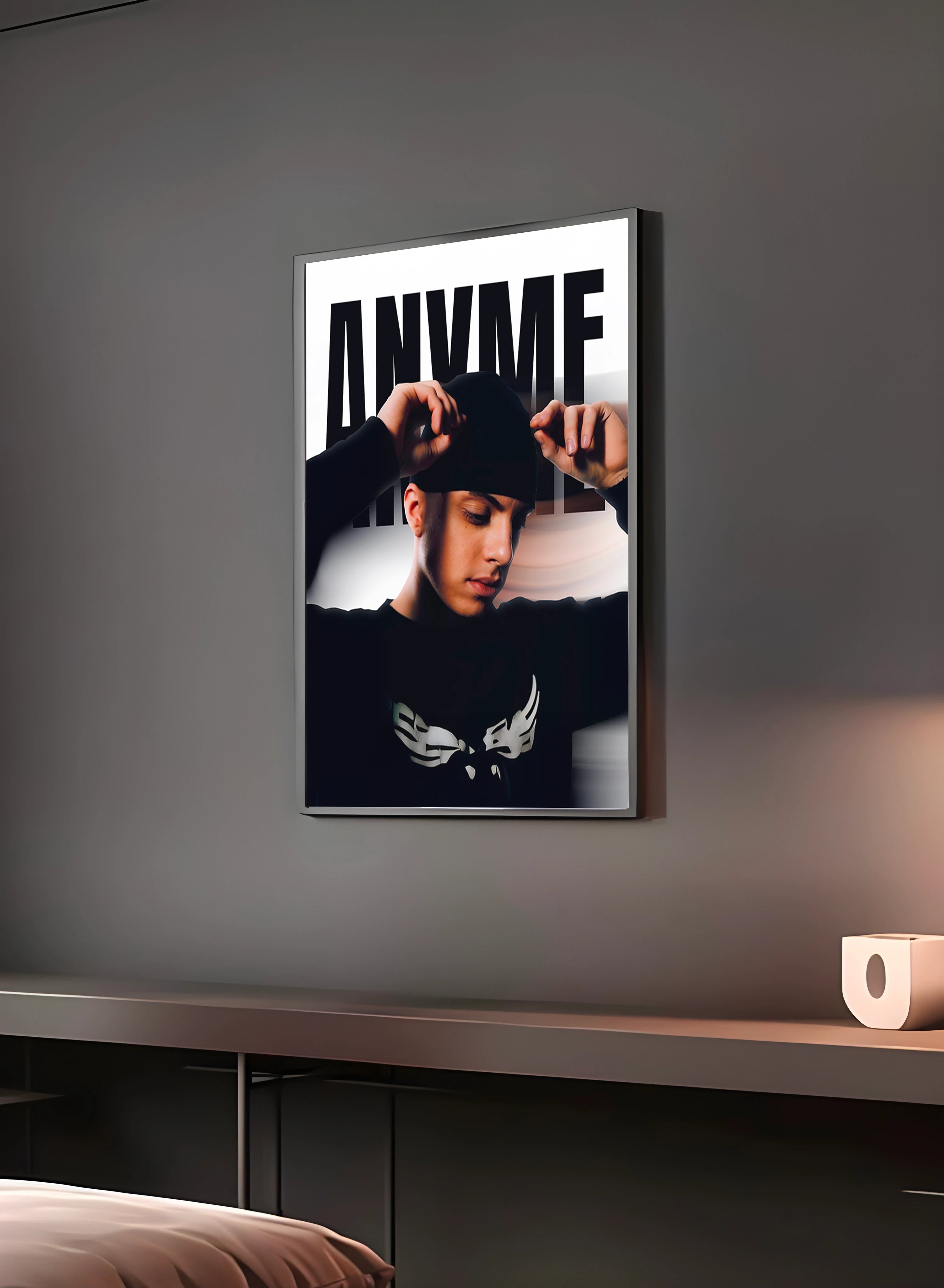 Poster "ANYME" en perspective 3/4 – dans un cadre, ambiance déco, ton noir et blanc