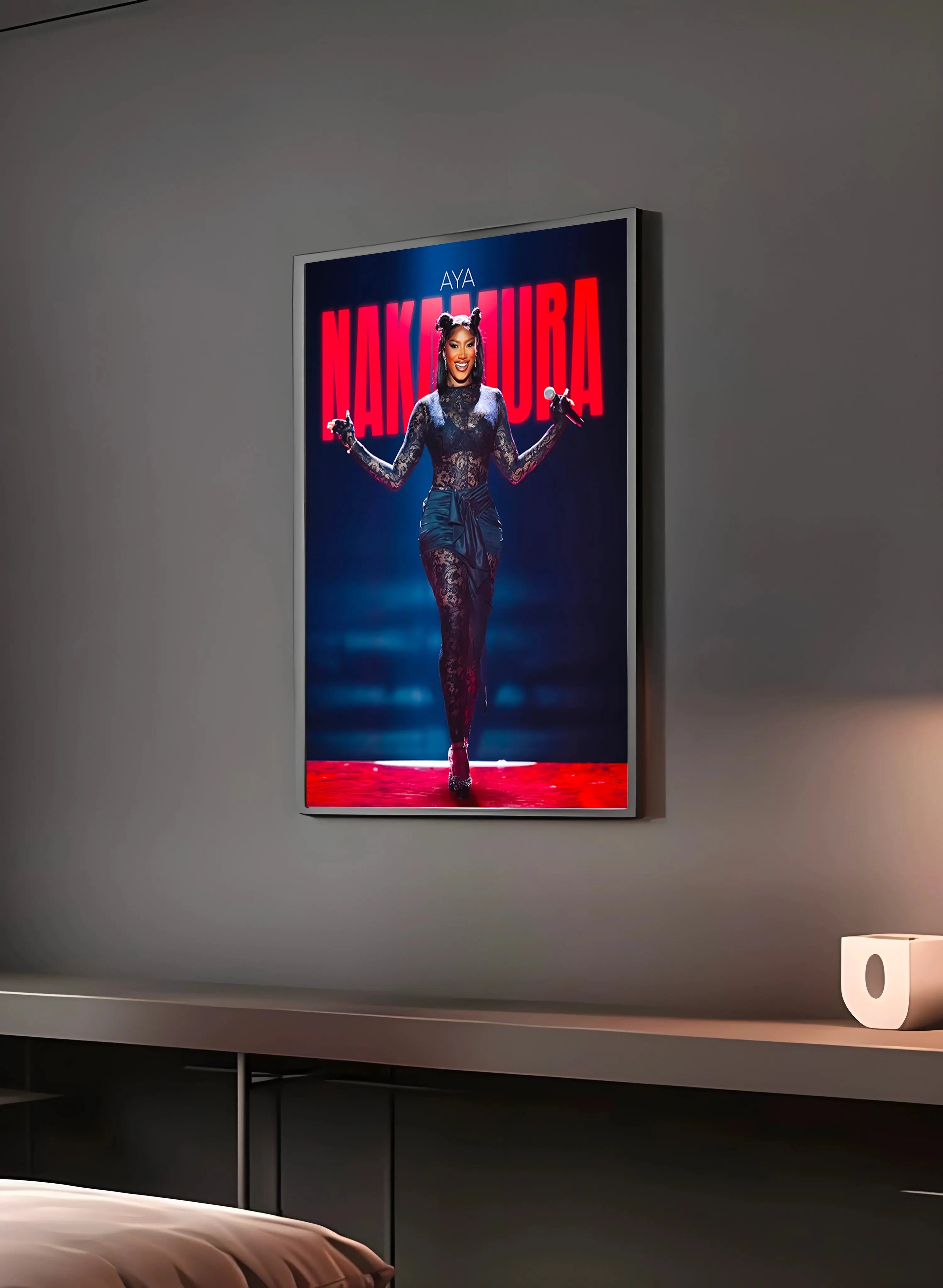 Poster "AYA" en perspective 3/4 – dans un cadre, ambiance déco, ton rouge