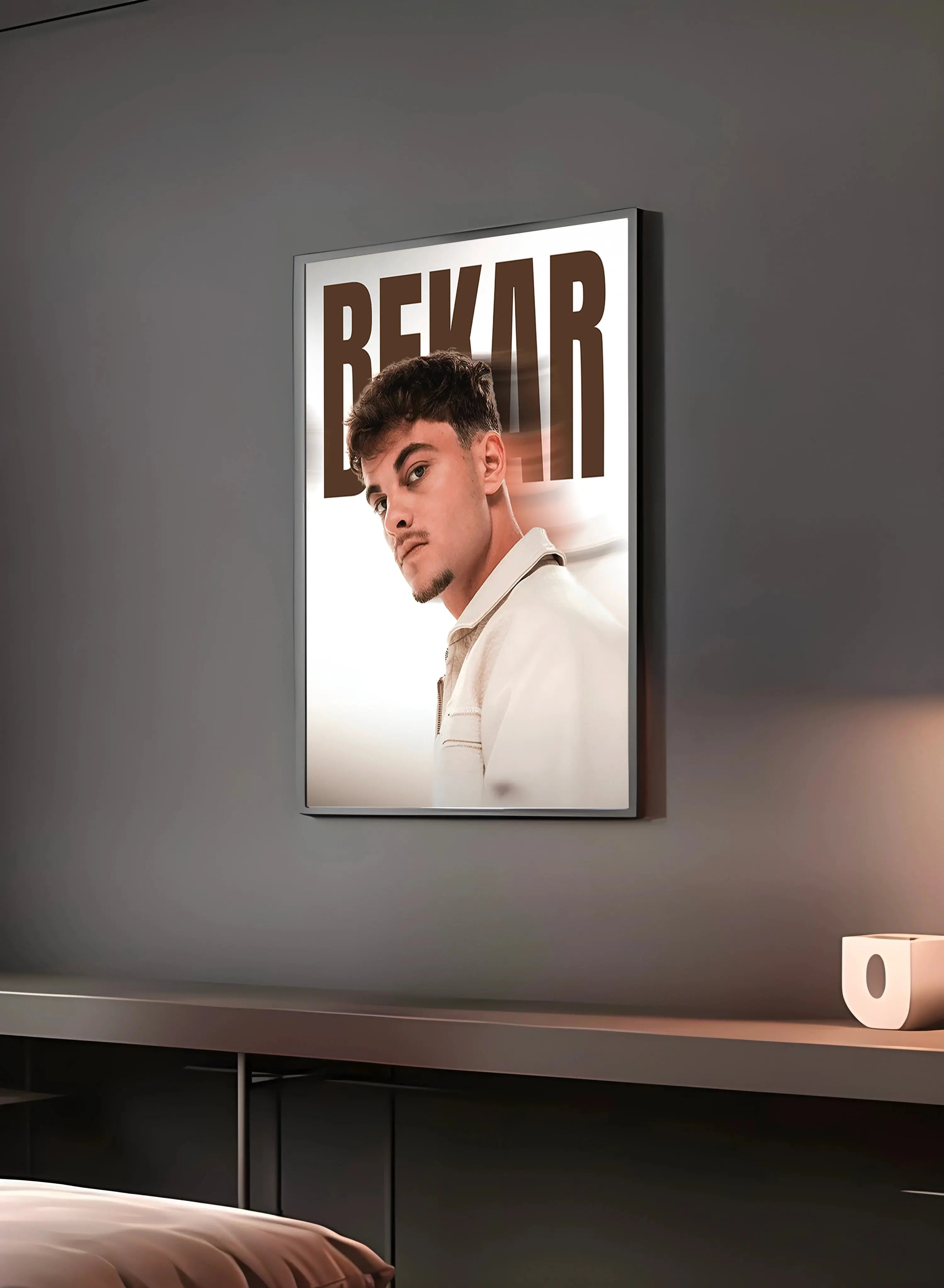 Poster "BEKAR" en perspective 3/4 – dans un cadre, ambiance déco, ton blanc