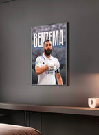 Poster "KARIM BENZEMA" en perspective 3/4 – dans un cadre, ambiance déco, ton blanc