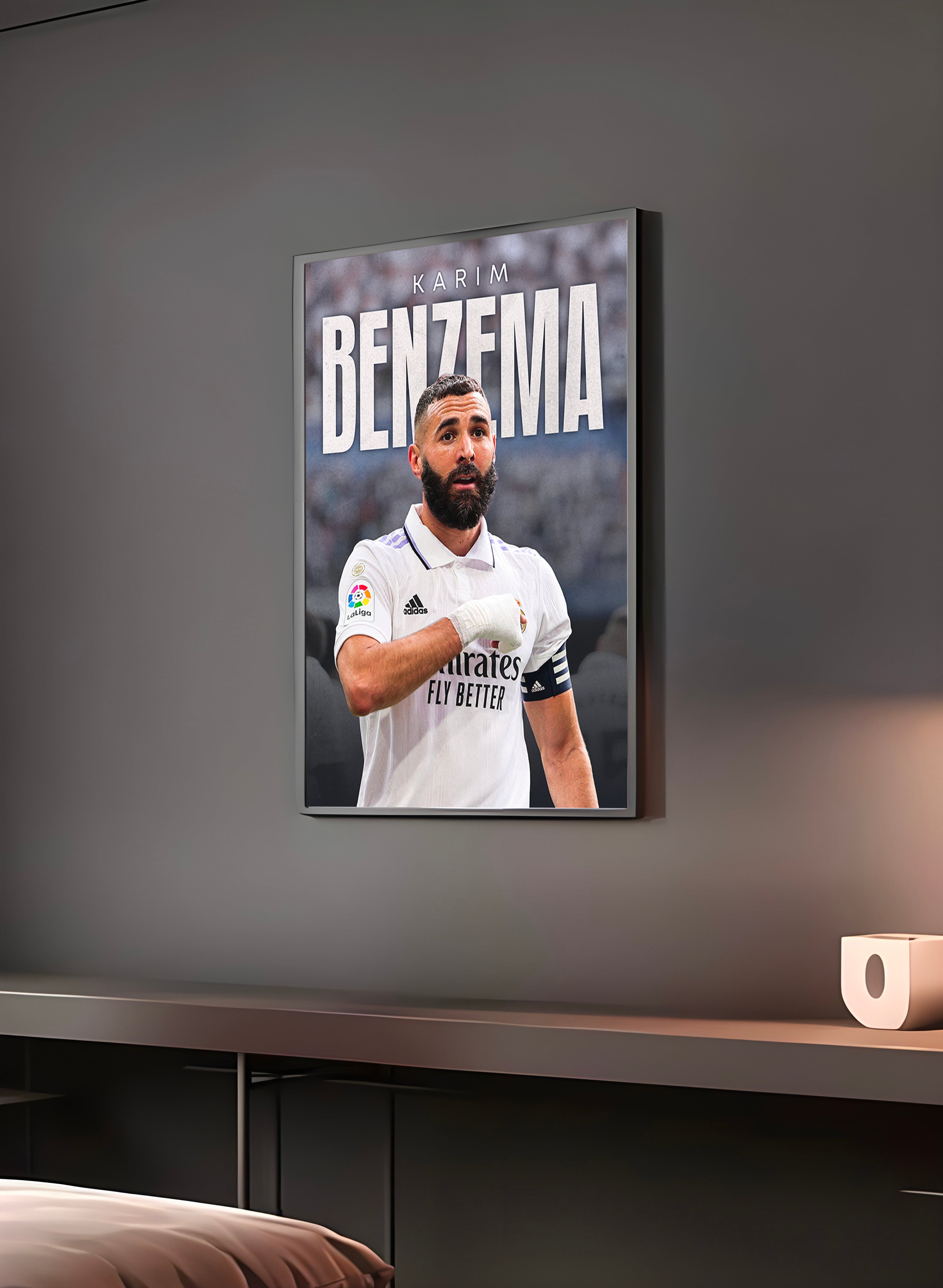 Poster "KARIM BENZEMA" en perspective 3/4 – dans un cadre, ambiance déco, ton blanc
