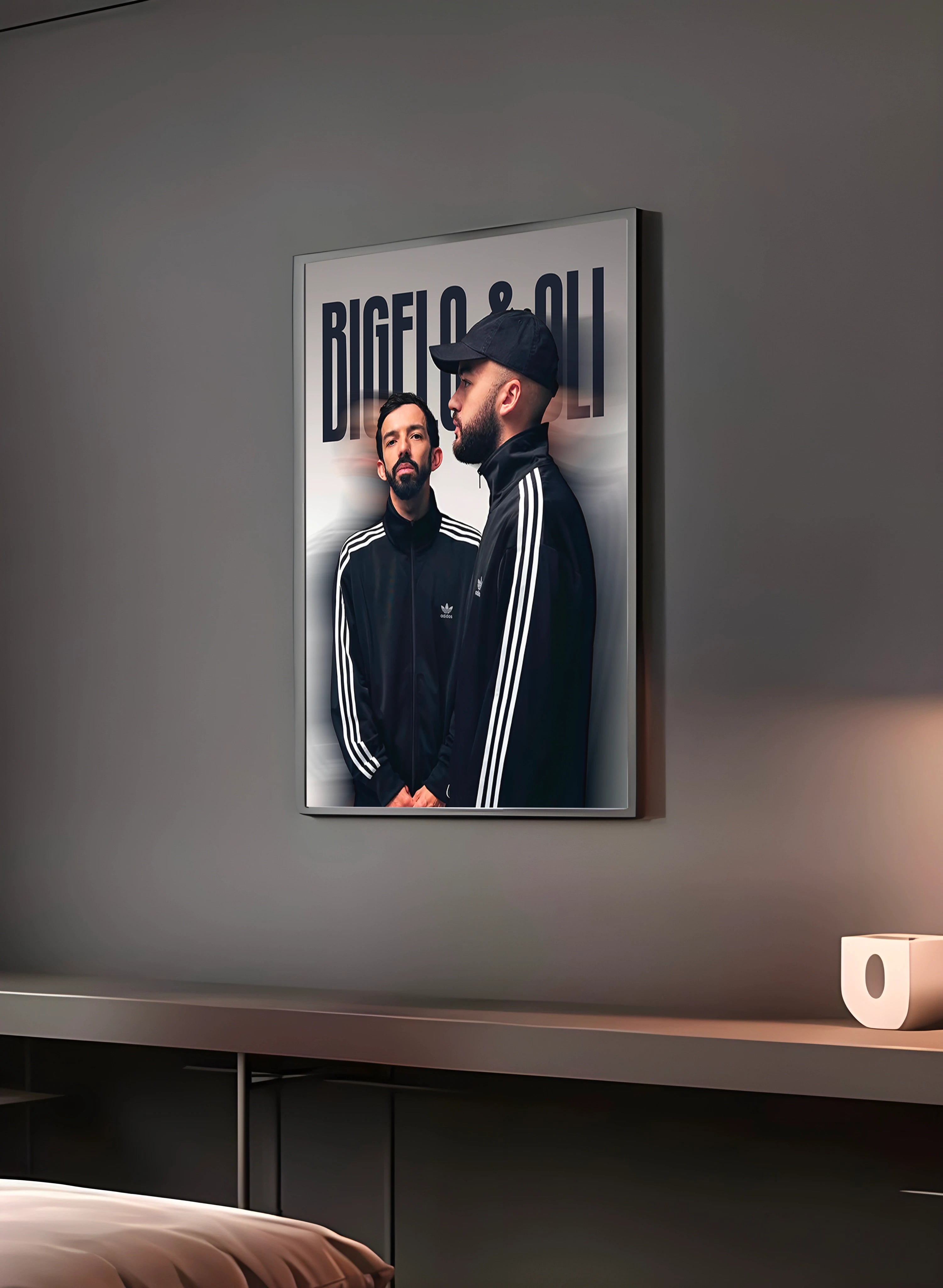 Poster "BIG FLO ET OLI" en perspective 3/4 – dans un cadre, ambiance déco, ton noir et blanc