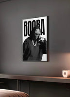 Poster "BOOBA" en perspective 3/4 – dans un cadre, ambiance déco, ton blanc