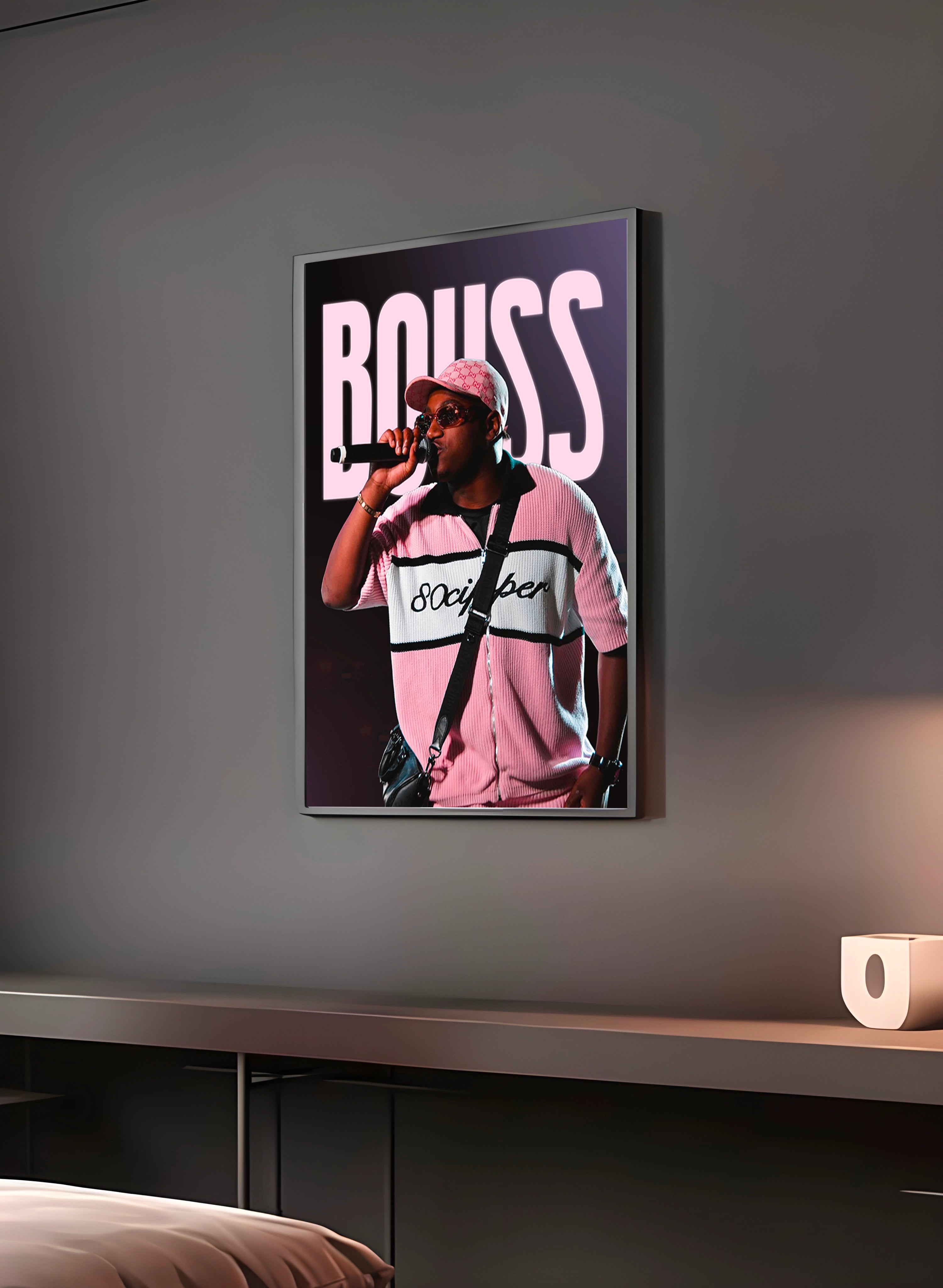 Poster "BOUSS" en perspective 3/4 – dans un cadre, ambiance déco, ton rose