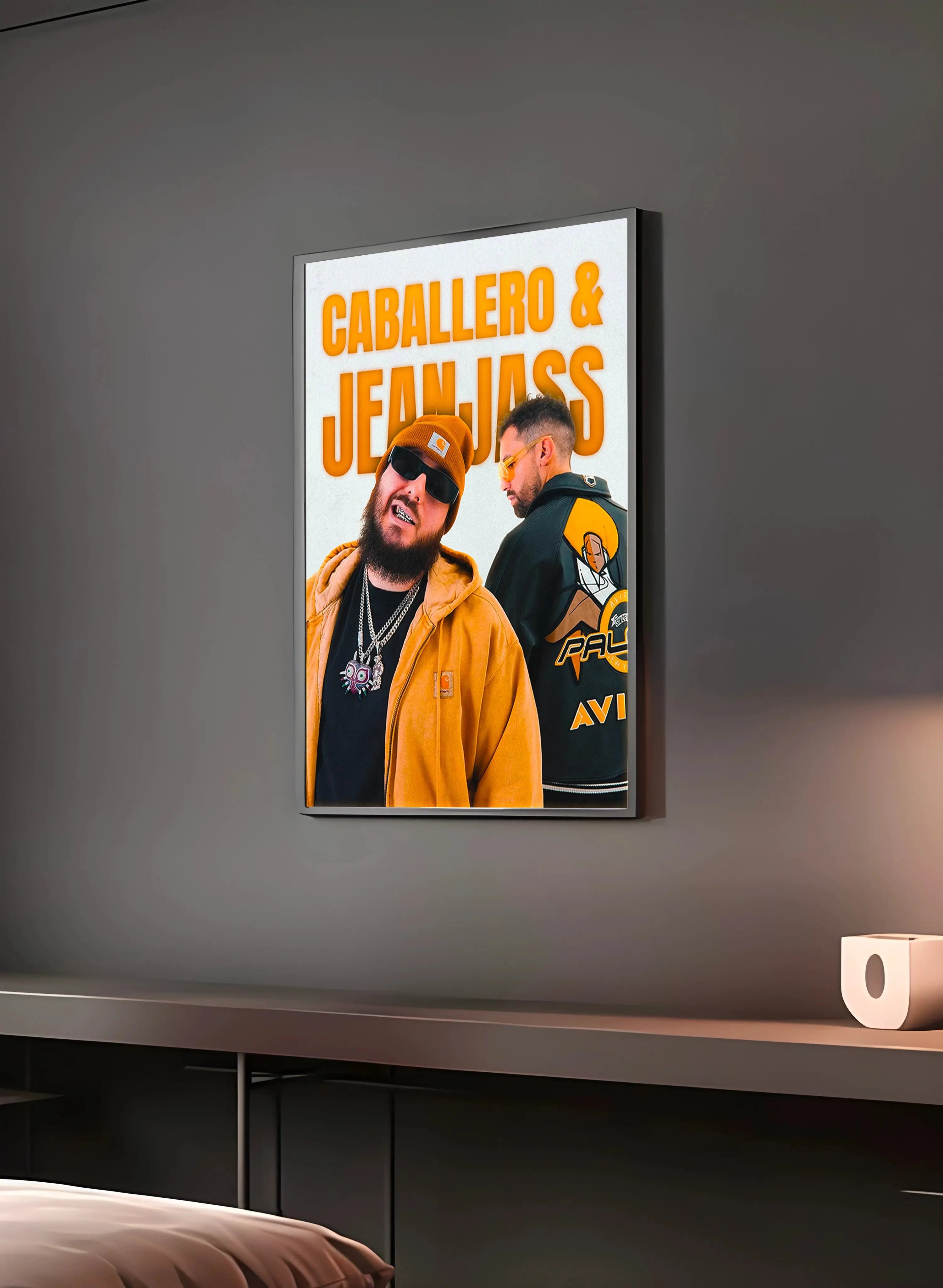 Poster "CABALLERO & JEANJASS" en perspective 3/4 – dans un cadre, ambiance déco, ton jaune
