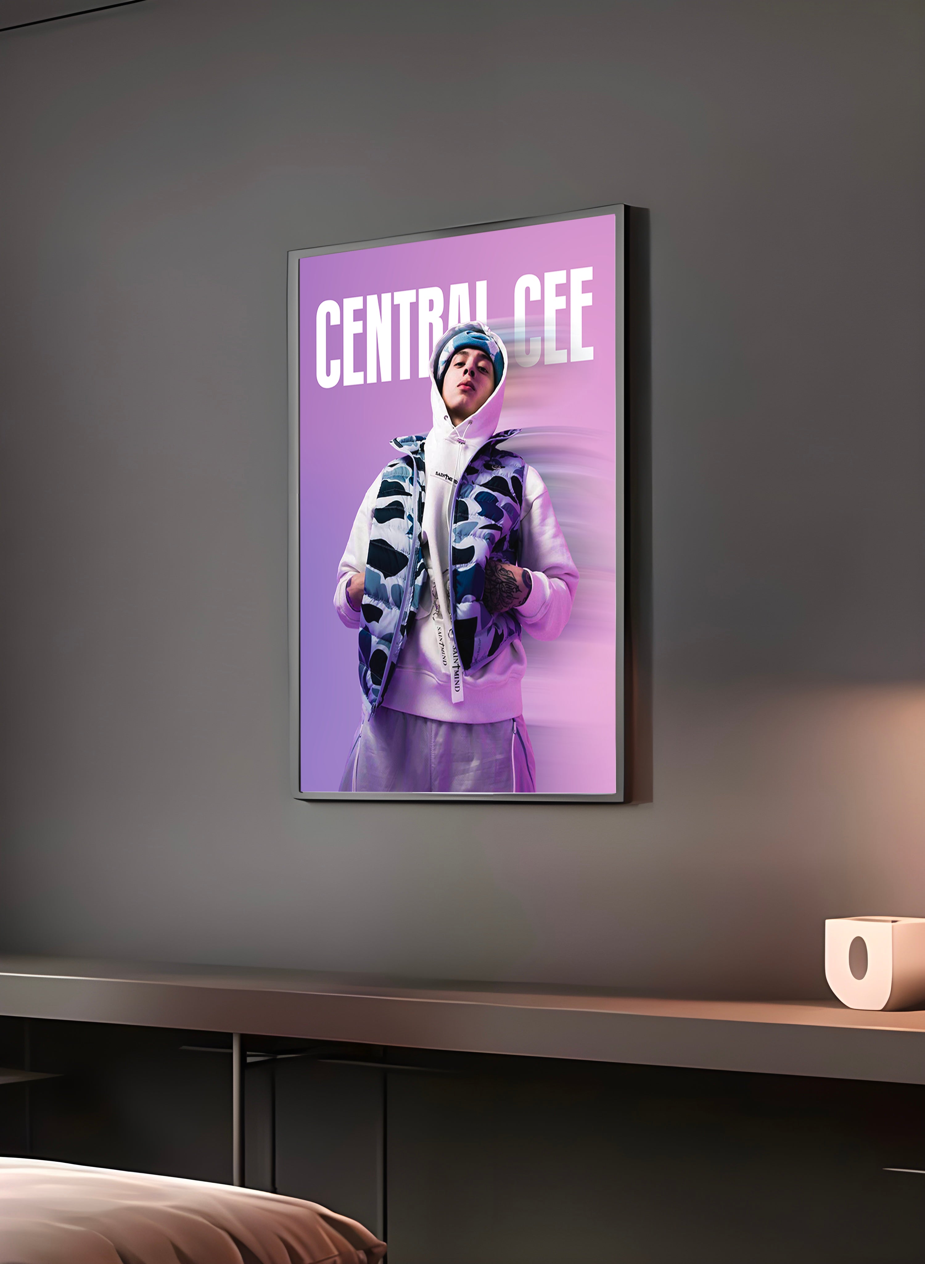 Poster "CENTRAL CEE" en perspective 3/4 – dans un cadre, ambiance déco, ton lavande