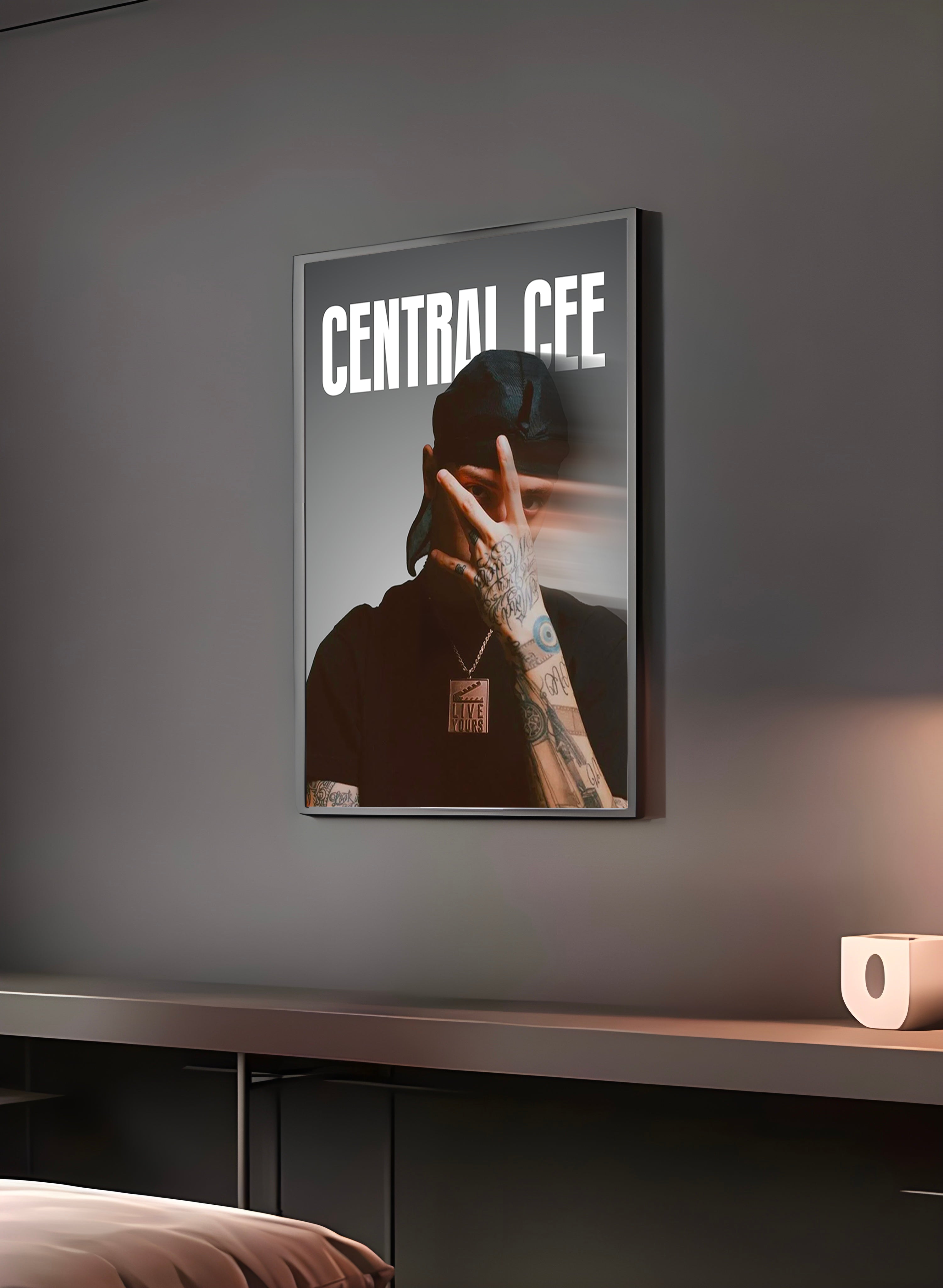 Poster "CENTRAL CEE" en perspective 3/4 – dans un cadre, ambiance déco, ton gris